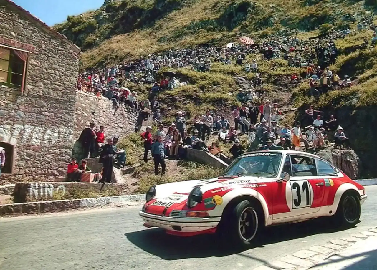 Una Porsche 911 in curva a Collesano durante la Targa Florio del 1972, con il pubblico sul pendio