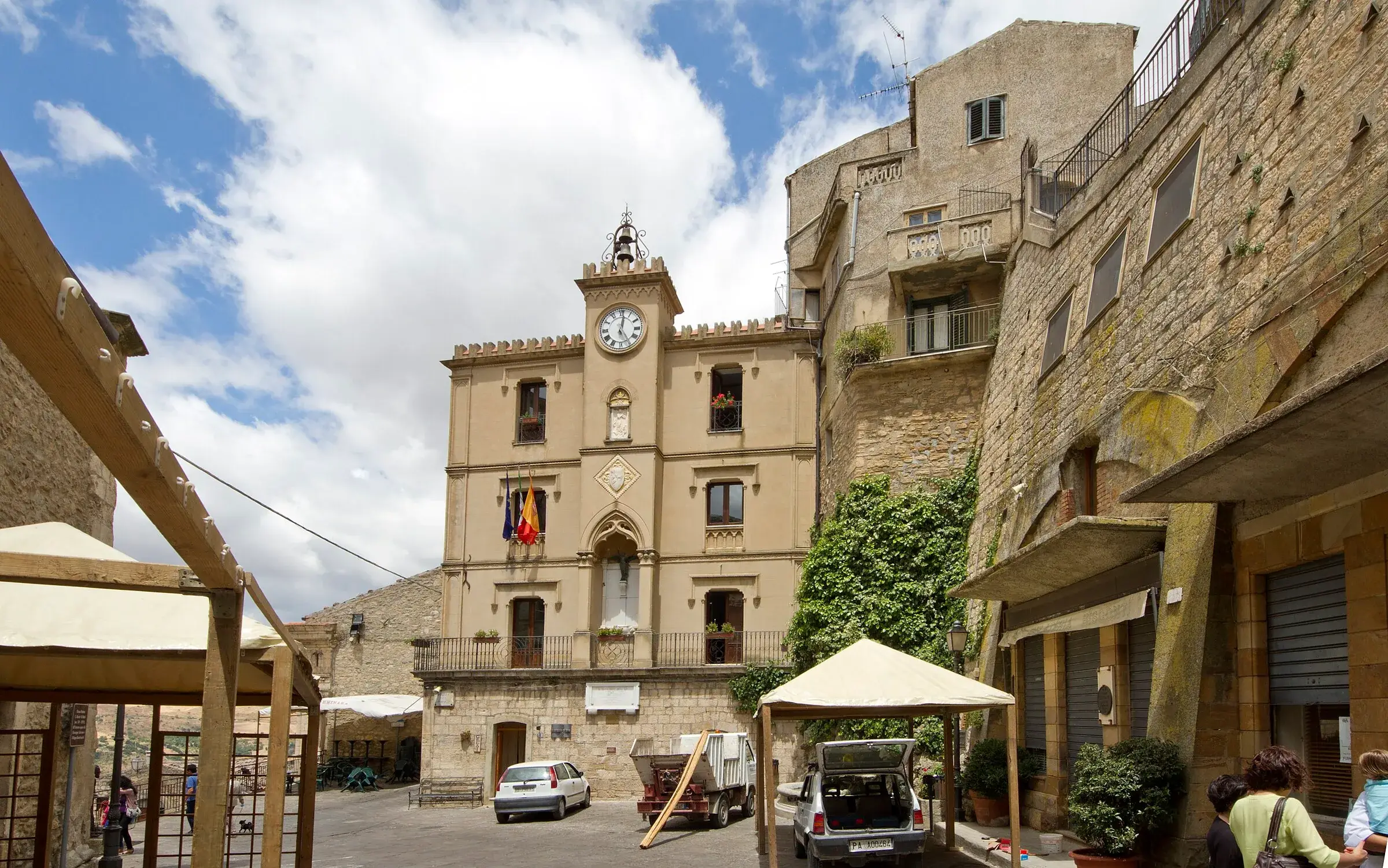 Il municipio di Gangi con la torre dell’orologio e la piazza davanti