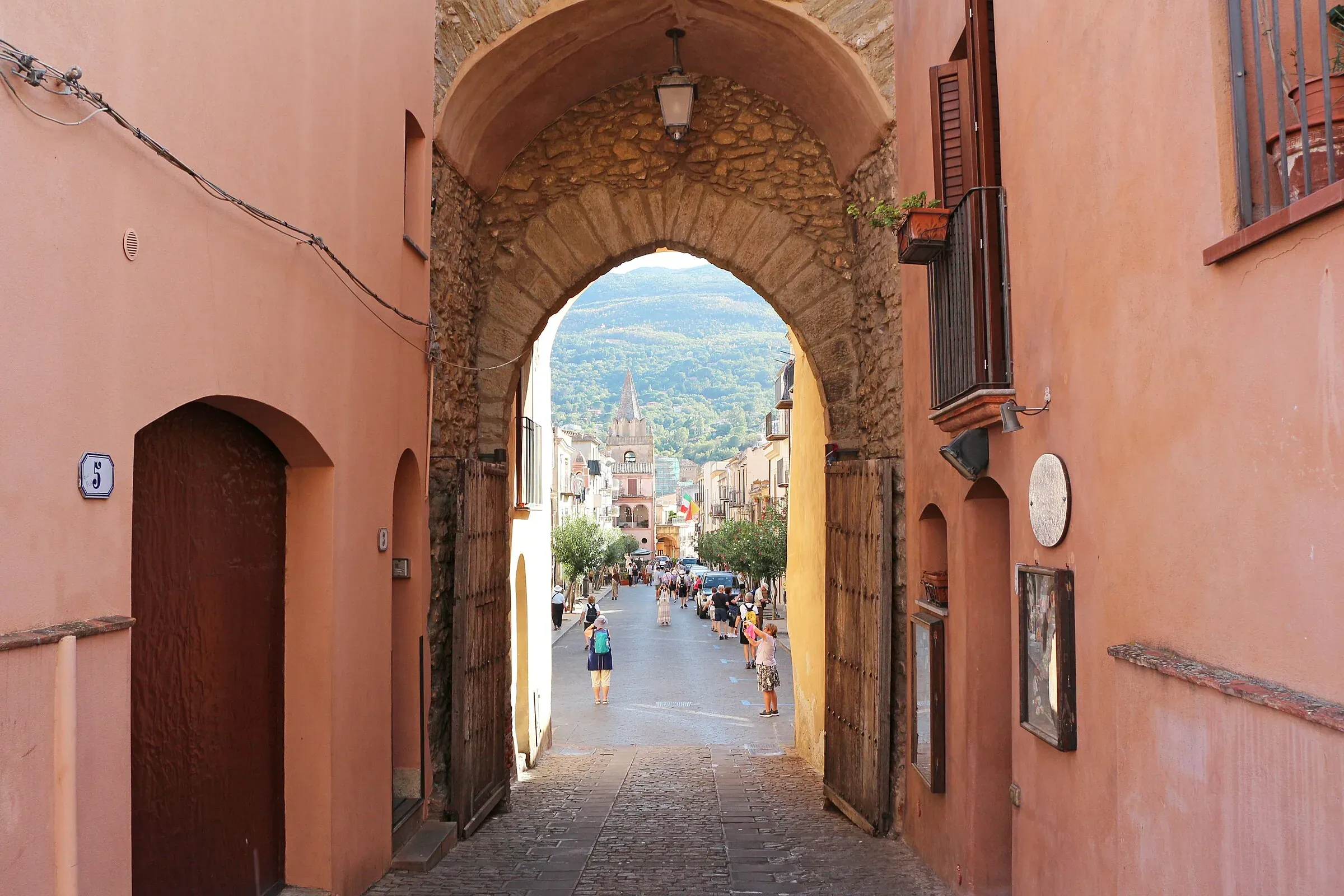 Via Sant’Anna a Castelbuono vista attraverso l’arco di Sant’Anna, tra le case color rosa