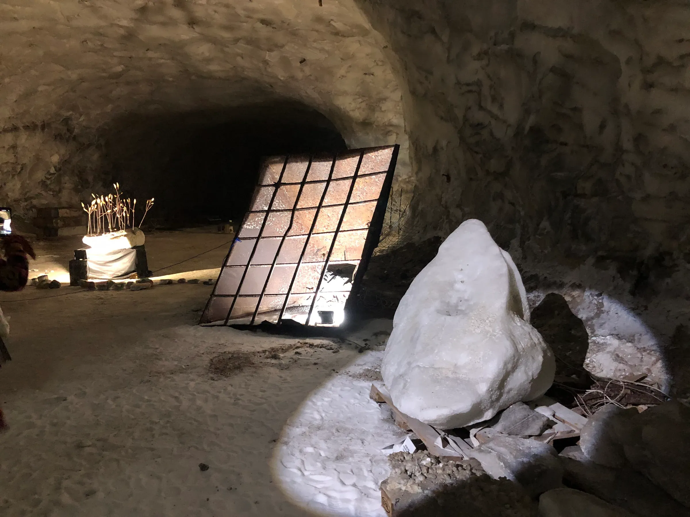 Una scultura bianca di salgemma illuminata in una galleria della miniera di Raffo, nel Museo SottoSale di Petralia Soprana
