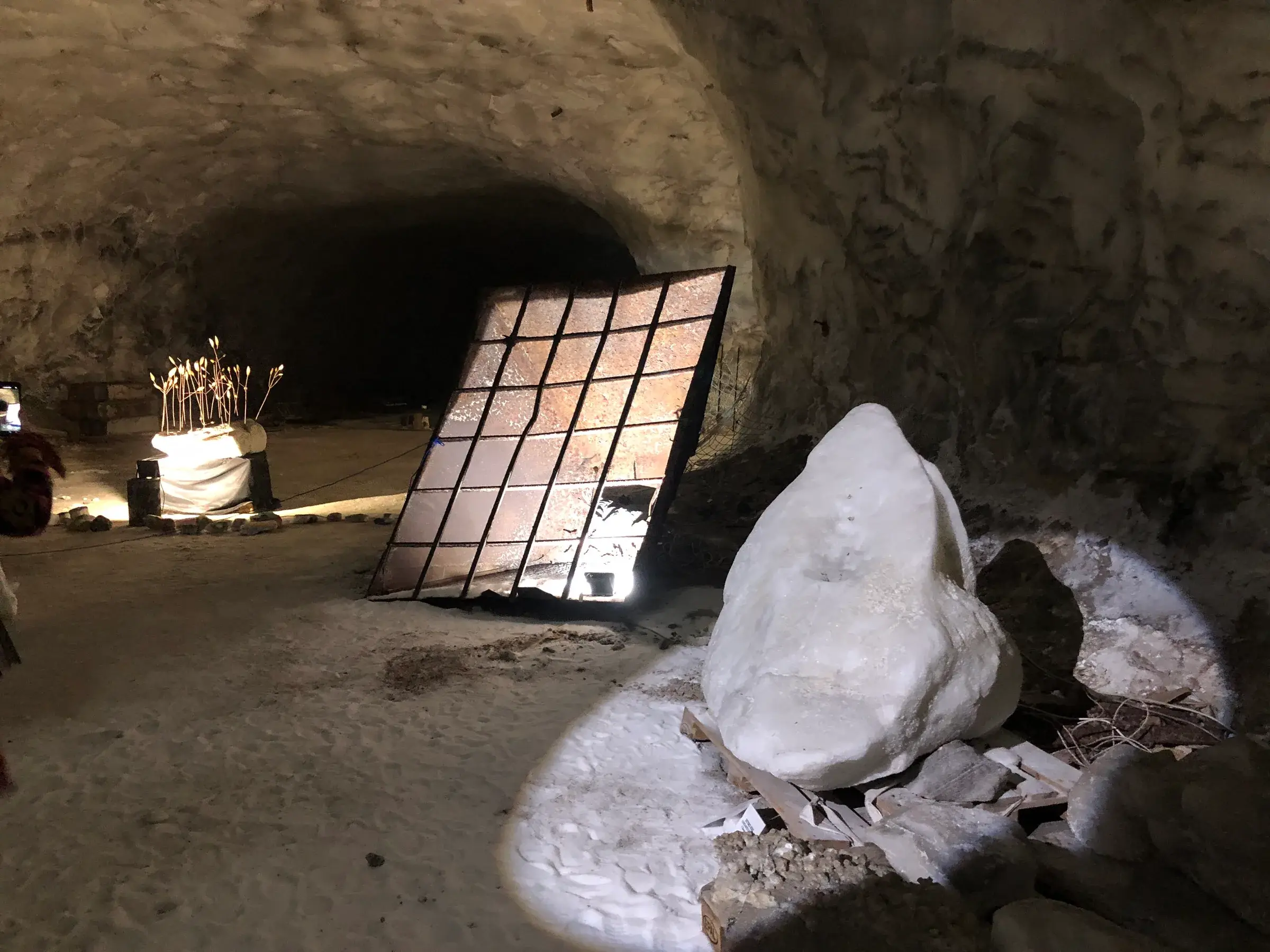Una scultura bianca di salgemma illuminata in una galleria della miniera di Raffo, nel Museo SottoSale di Petralia Soprana