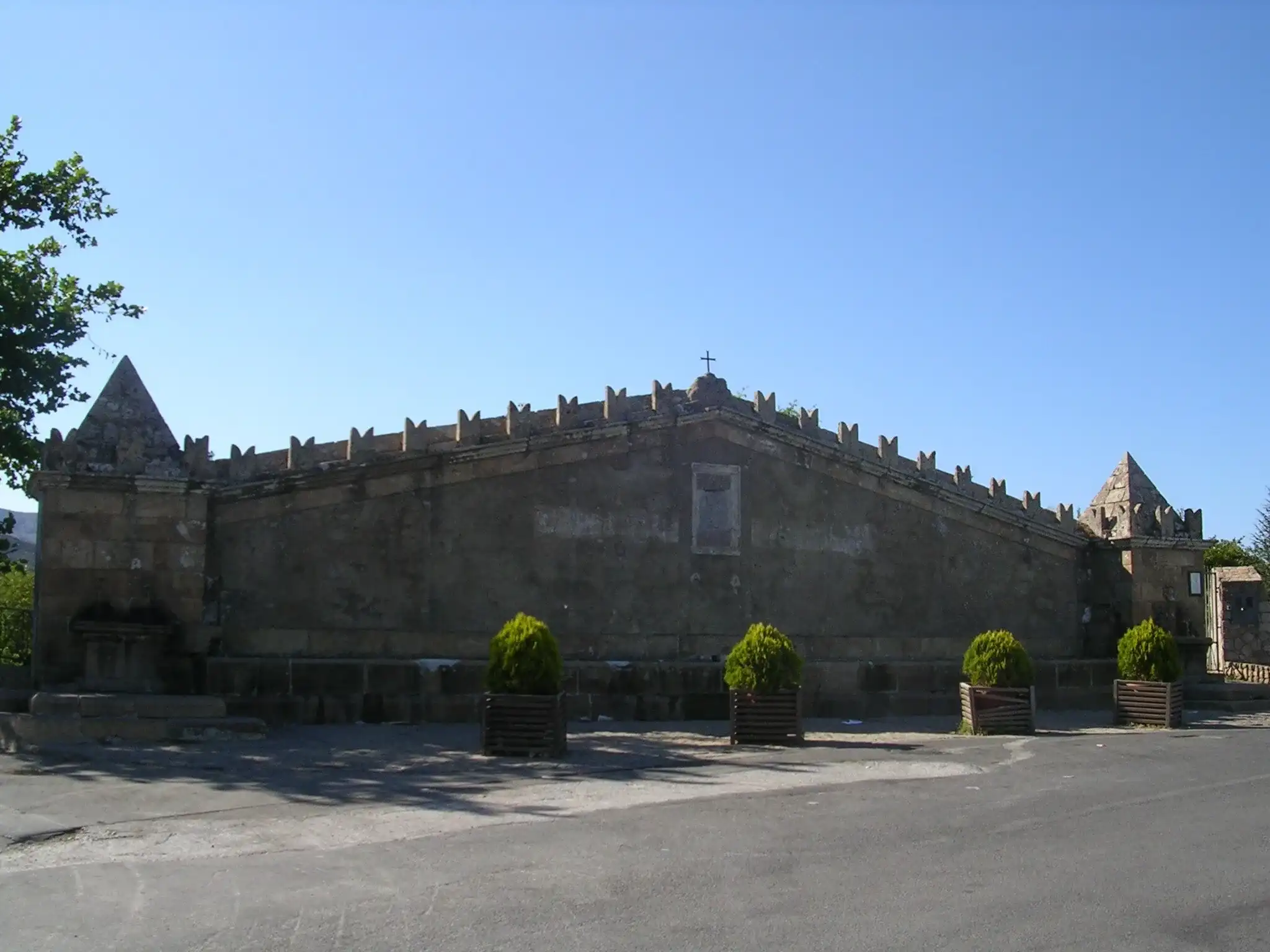 Il bevaio della Santissima Trinità a Geraci Siculo, il lungo abbeveratoio in pietra coronato di merli