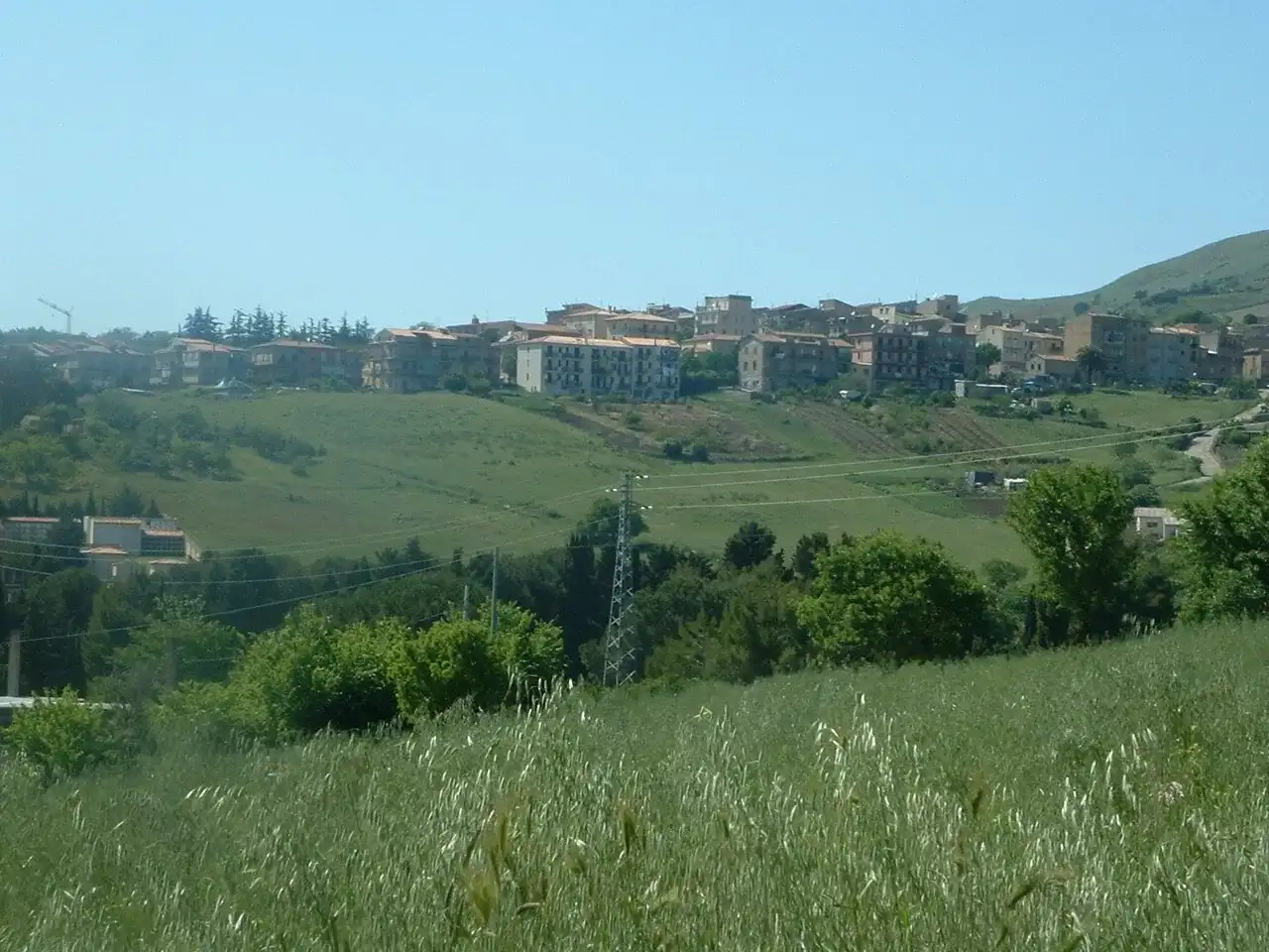 Calcarelli, frazione di Castellana Sicula, sul pendio dietro i prati verdi