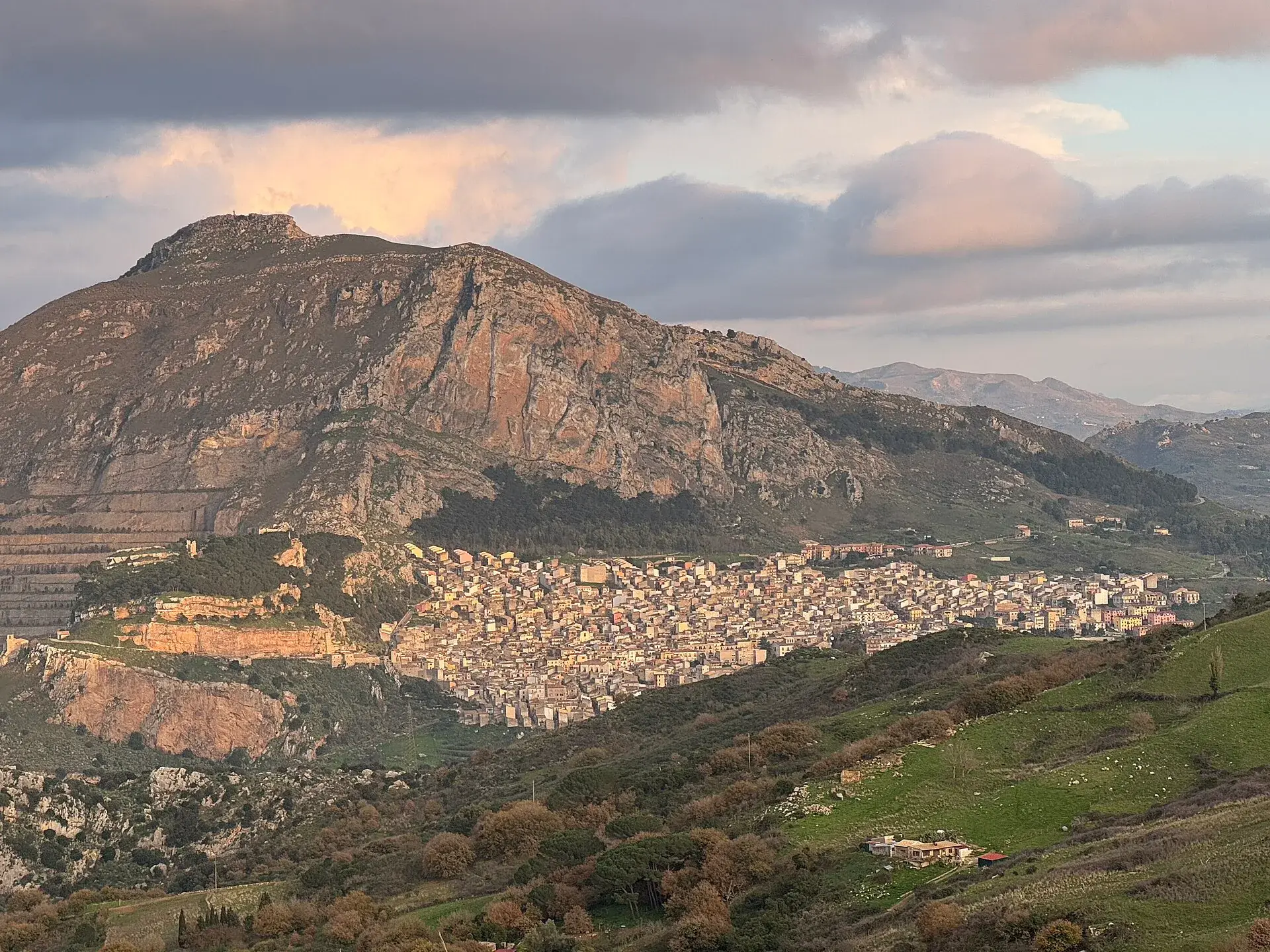 Caltavuturo ai piedi della sua rupe calcarea, vista da Sclafani Bagni nella luce del tramonto