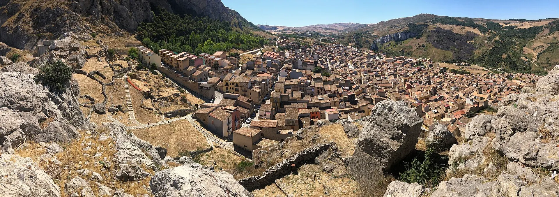 Panorama dei tetti di Caltavuturo dall’alto della rocca di Terravecchia