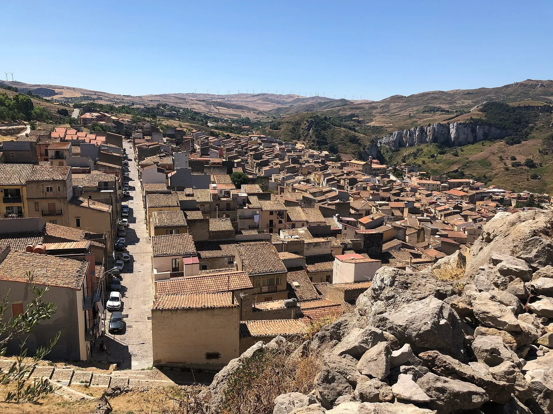 Le case di Caltavuturo strette lungo una via, con le pareti di roccia sullo sfondo