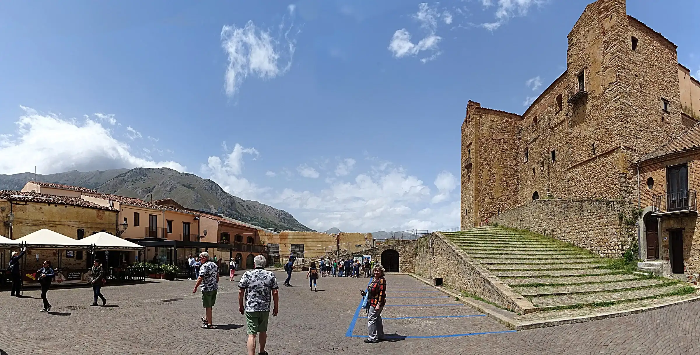 Piazza Castello a Castelbuono, con la scalinata e le mura del castello dei Ventimiglia e i monti dietro