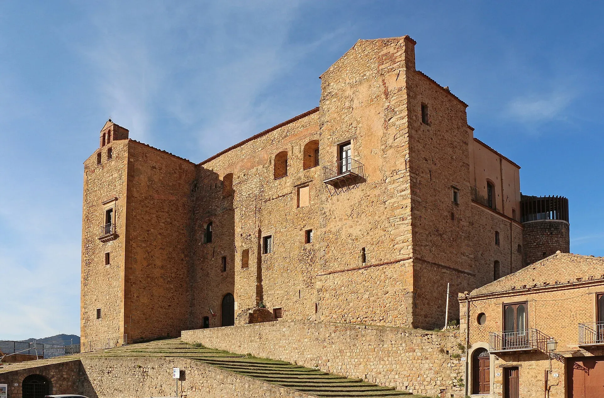 Il castello dei Ventimiglia a Castelbuono, in pietra chiara sotto il cielo azzurro