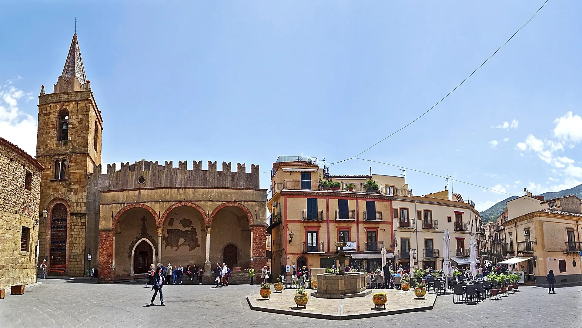 Piazza Margherita a Castelbuono con la Matrice Vecchia, il campanile e la fontana