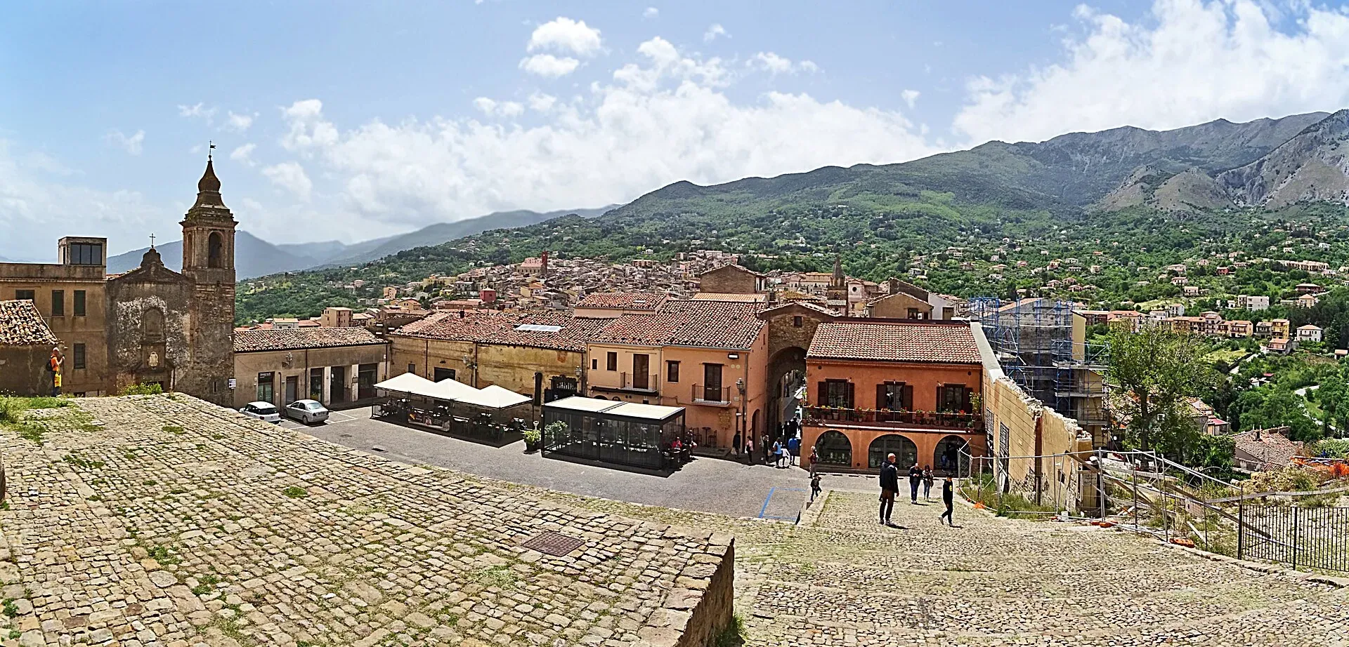 Piazza Castello a Castelbuono vista dalla scalinata del castello, con i monti sullo sfondo
