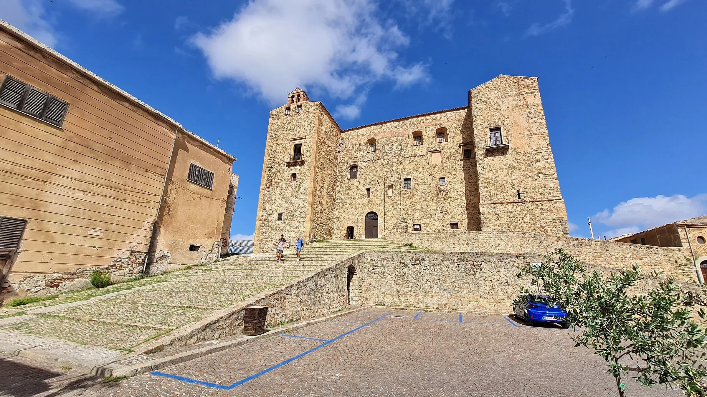 Il castello dei Ventimiglia a Castelbuono, che custodisce la Cappella Palatina di Sant’Anna, in cima alla rampa di pietra