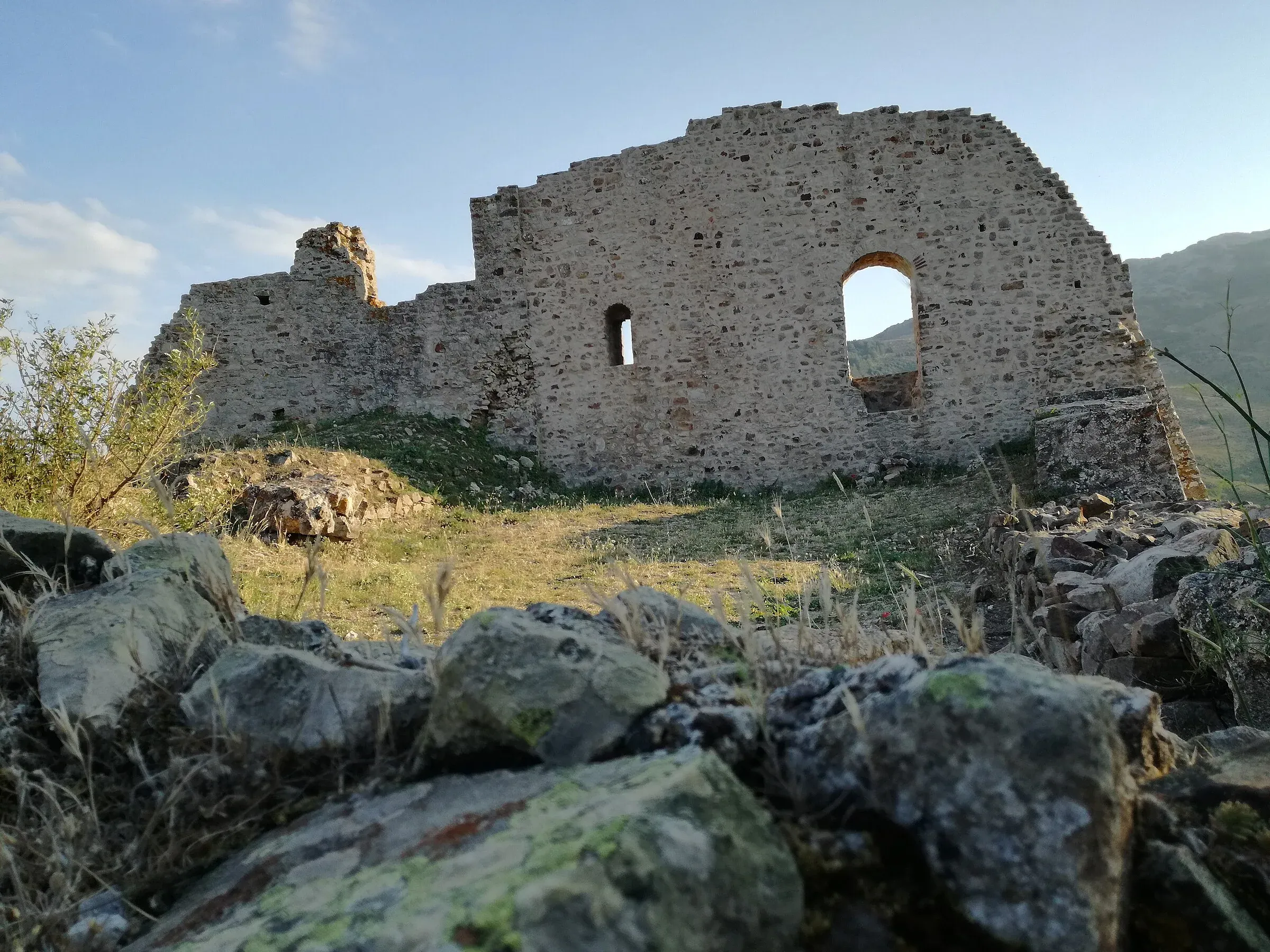 L’ala meridionale del castello dei Ventimiglia a Geraci Siculo, un muro in rovina con una finestra ad arco