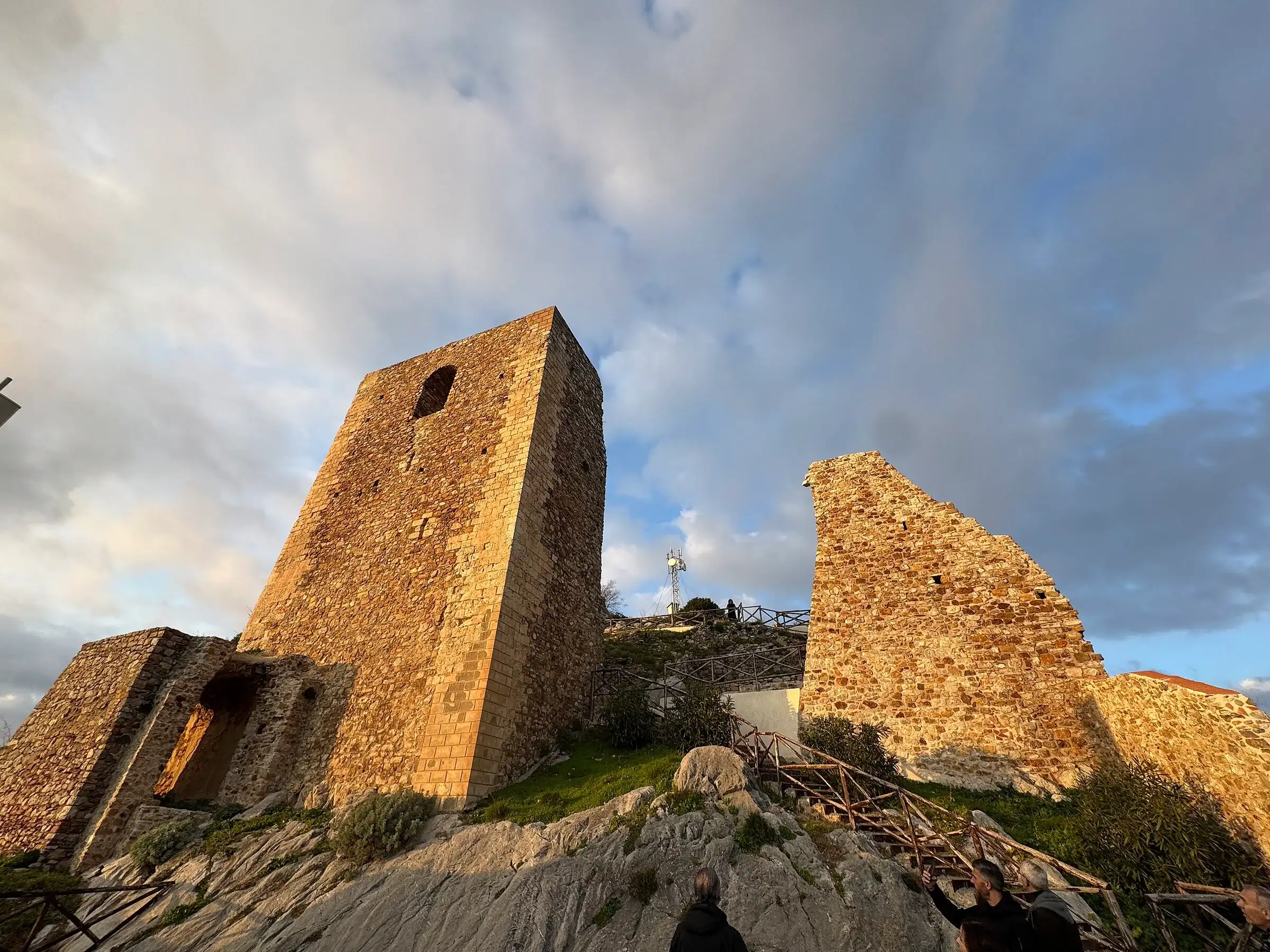 I ruderi della torre del castello di Sclafani Bagni nella luce calda del tramonto