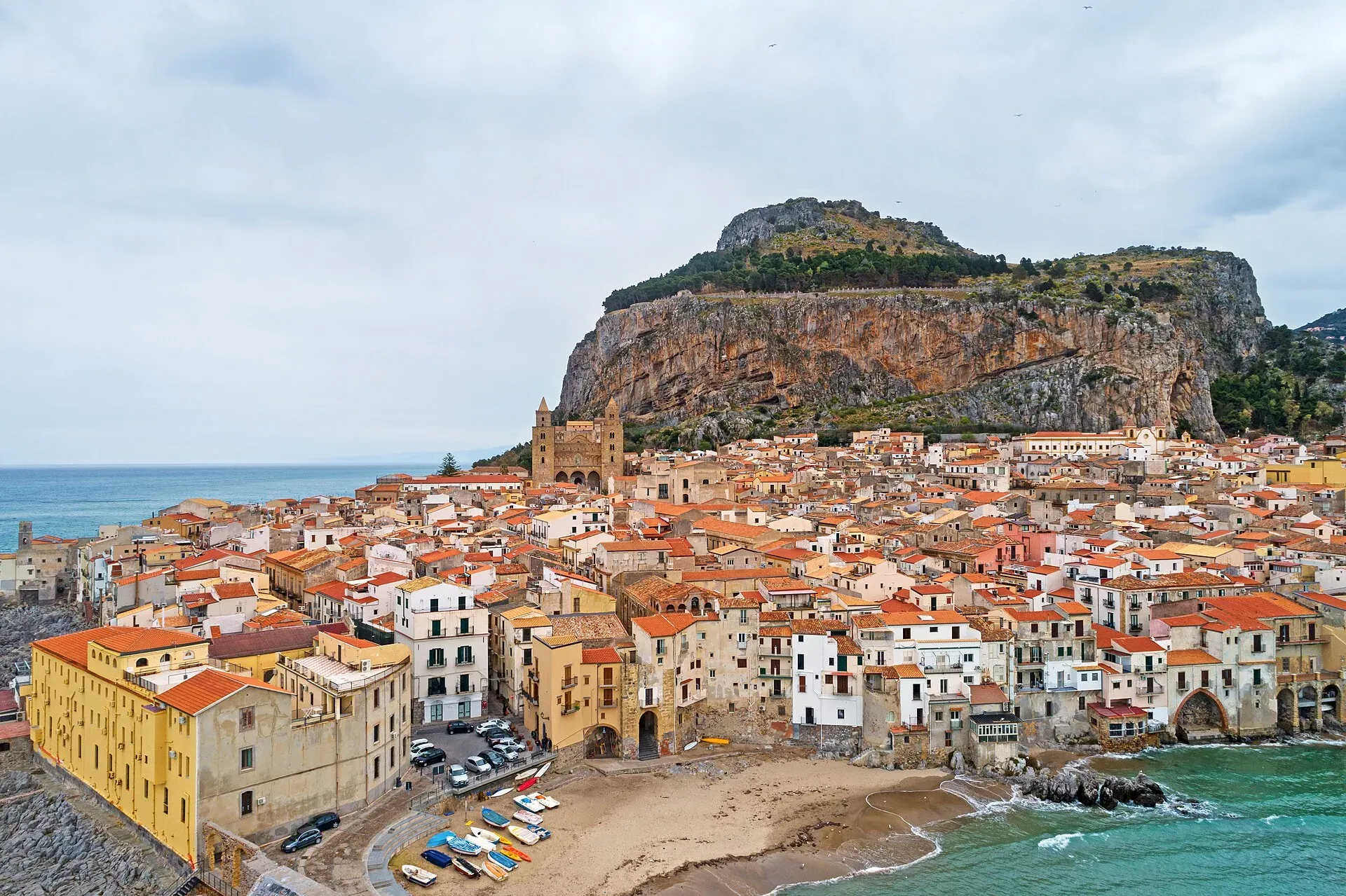 Cefalù vista dall’alto, con i tetti rossi, il Duomo e la Rocca sopra il paese