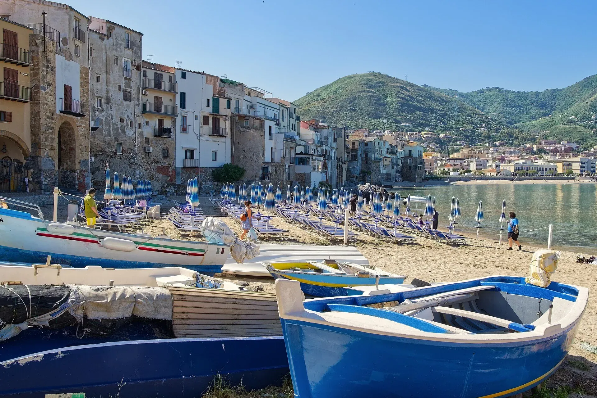 Barche da pesca sulla spiaggia di Cefalù, davanti alle case affacciate sul mare