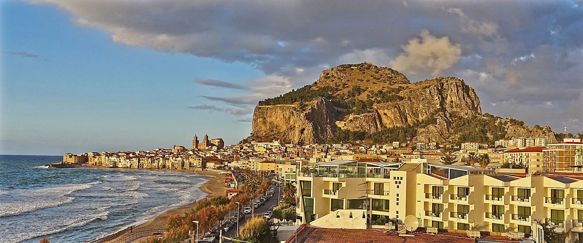 La Rocca di Cefalù e il lungomare nella luce della sera