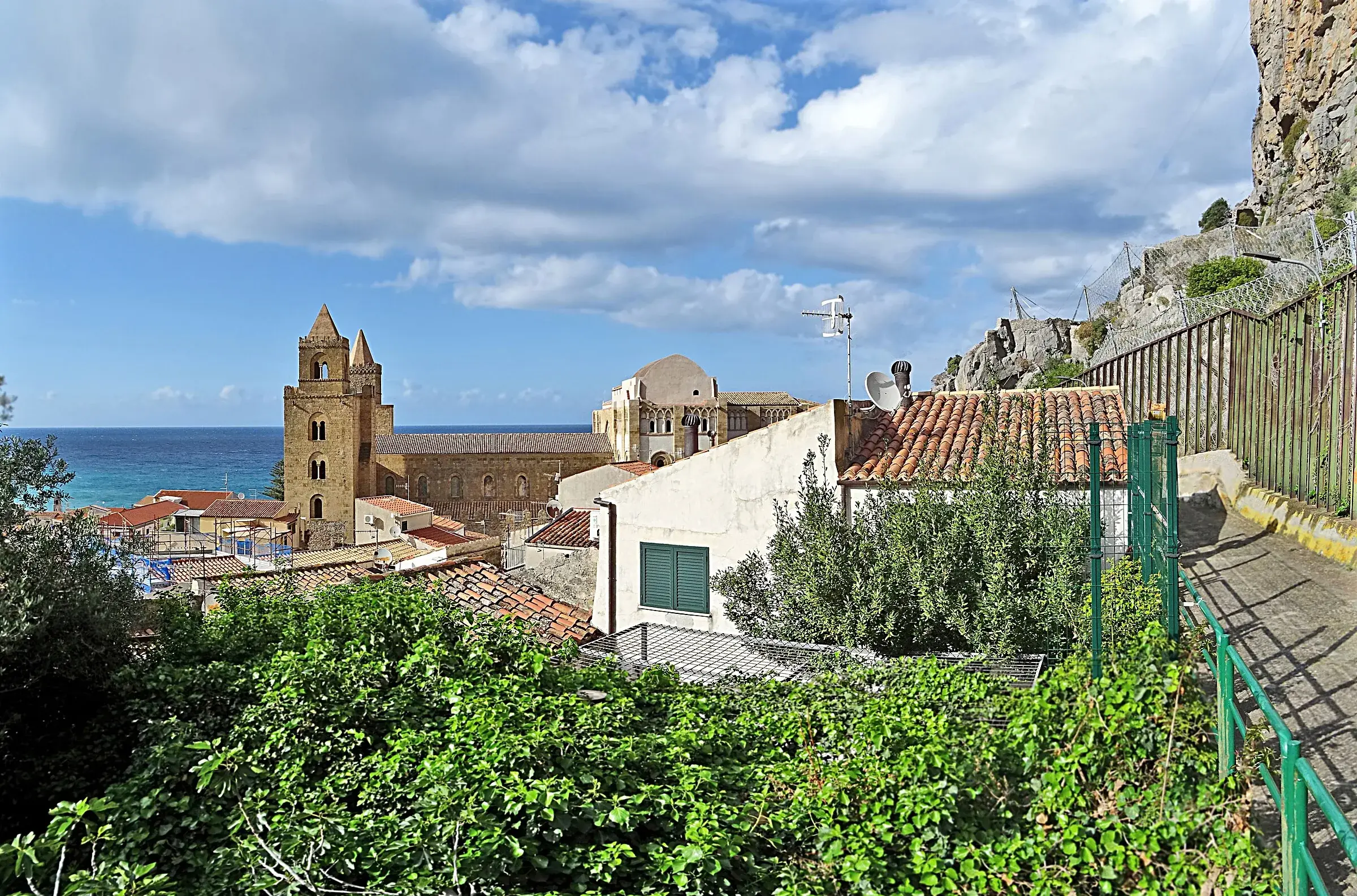 La Cattedrale di Cefalù e i tetti del centro storico visti dalle pendici della Rocca