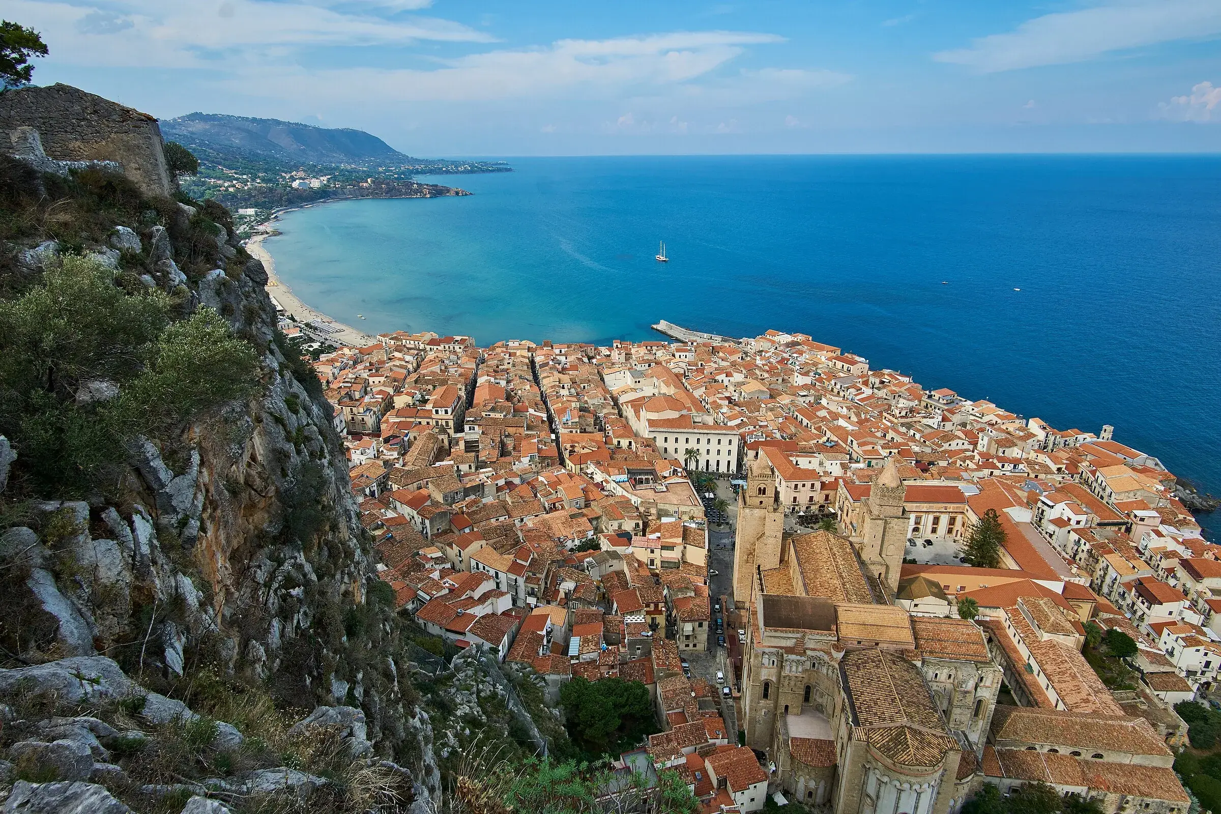 Cefalù vista dalla Rocca: i tetti rossi del centro, il Duomo e il mare