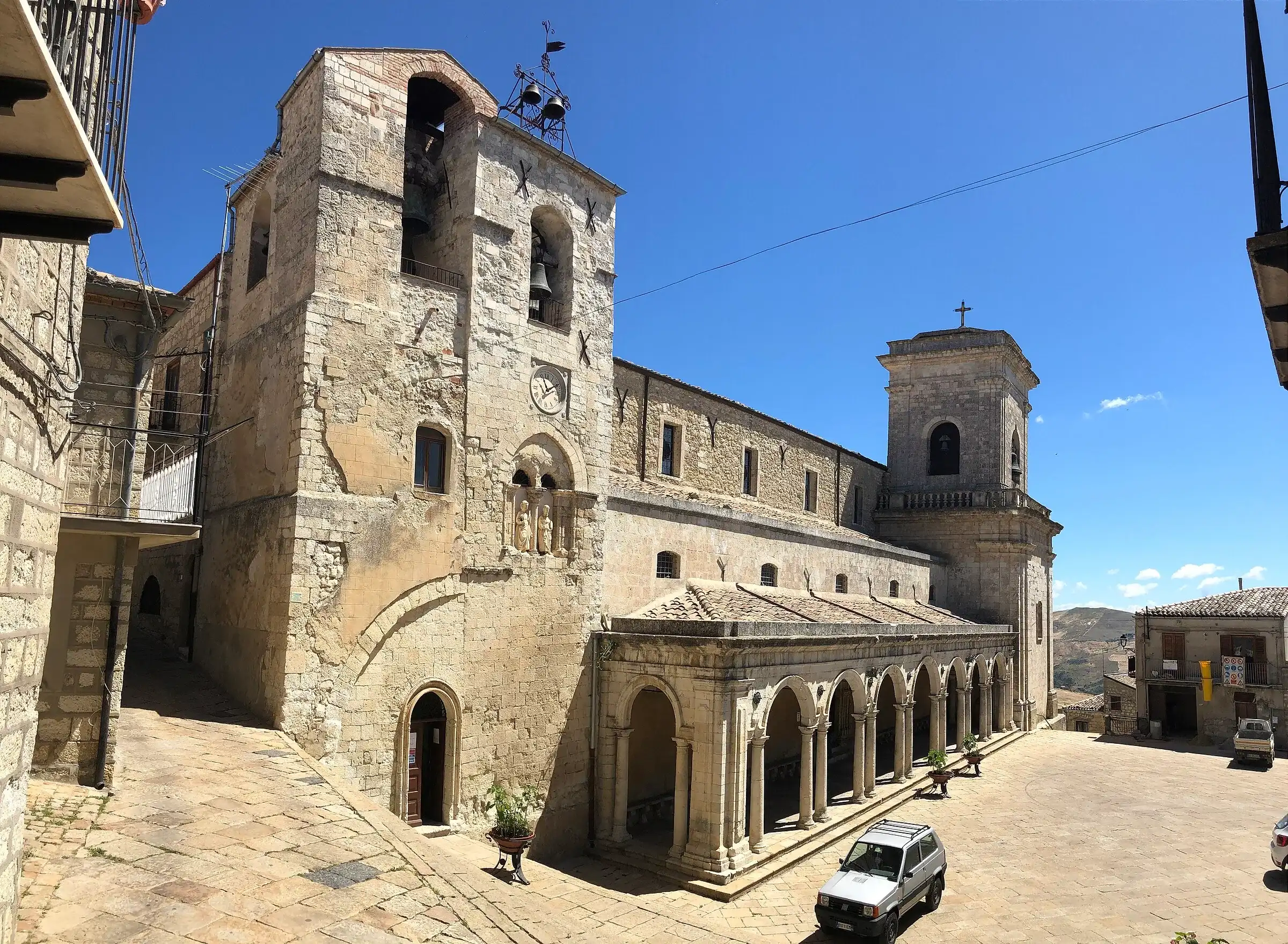 La chiesa Madre dei Santi Pietro e Paolo a Petralia Soprana, con il portico e i due campanili