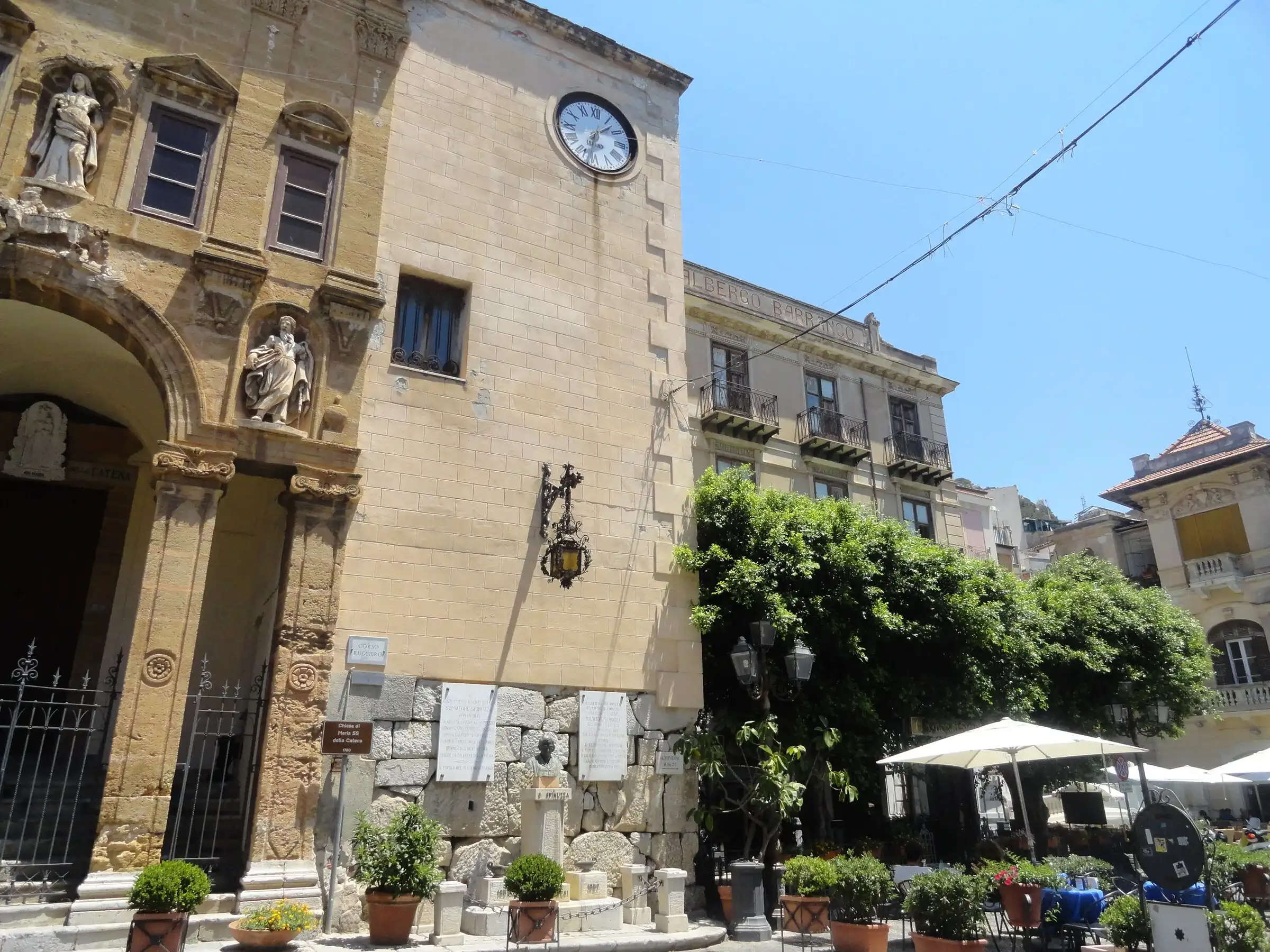 La chiesa di Maria Santissima della Catena a Cefalù, con le statue sulla facciata e la torre dell’orologio