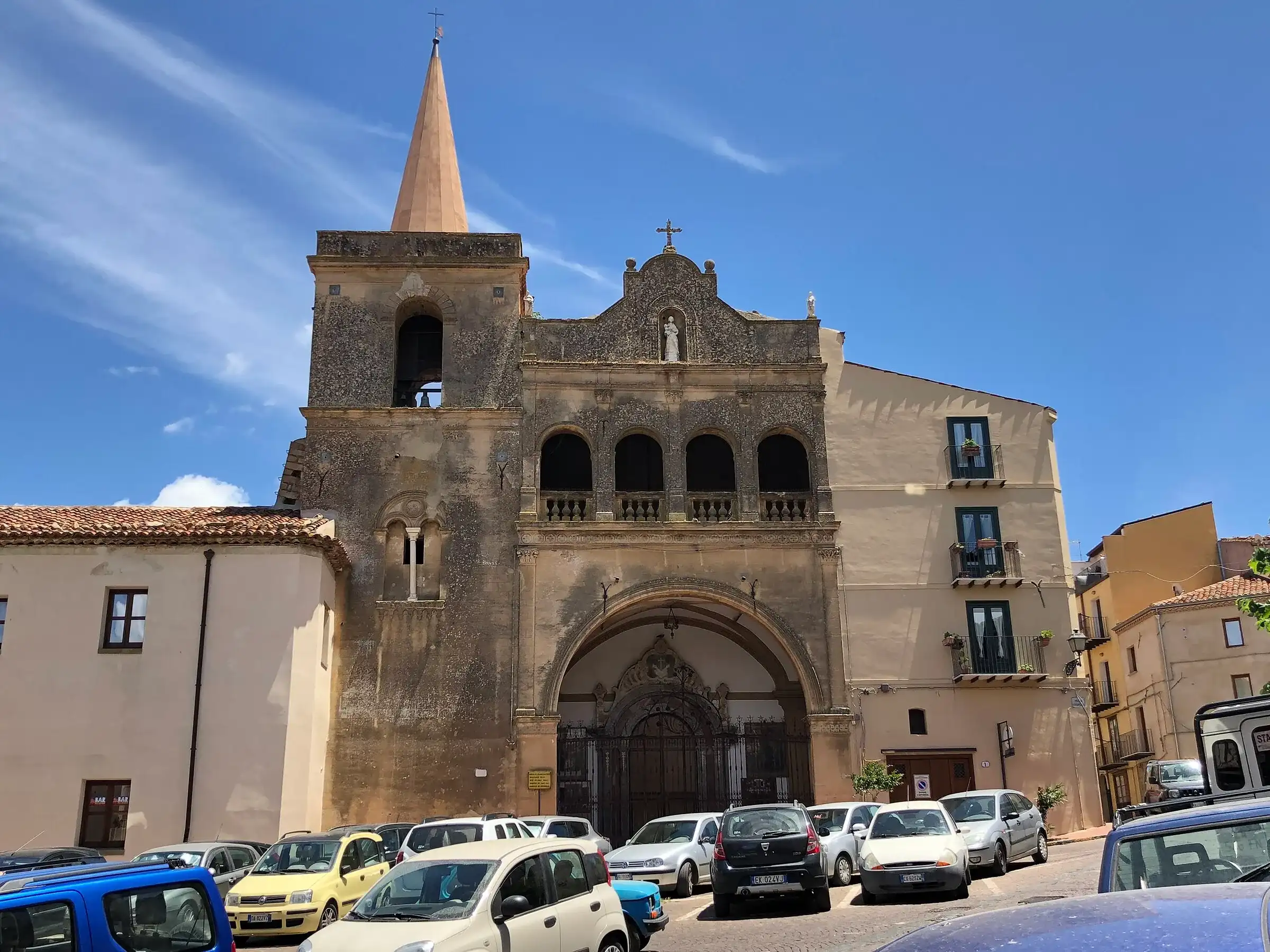 La facciata della chiesa di San Francesco a Castelbuono, accanto al chiostro, con il campanile a punta