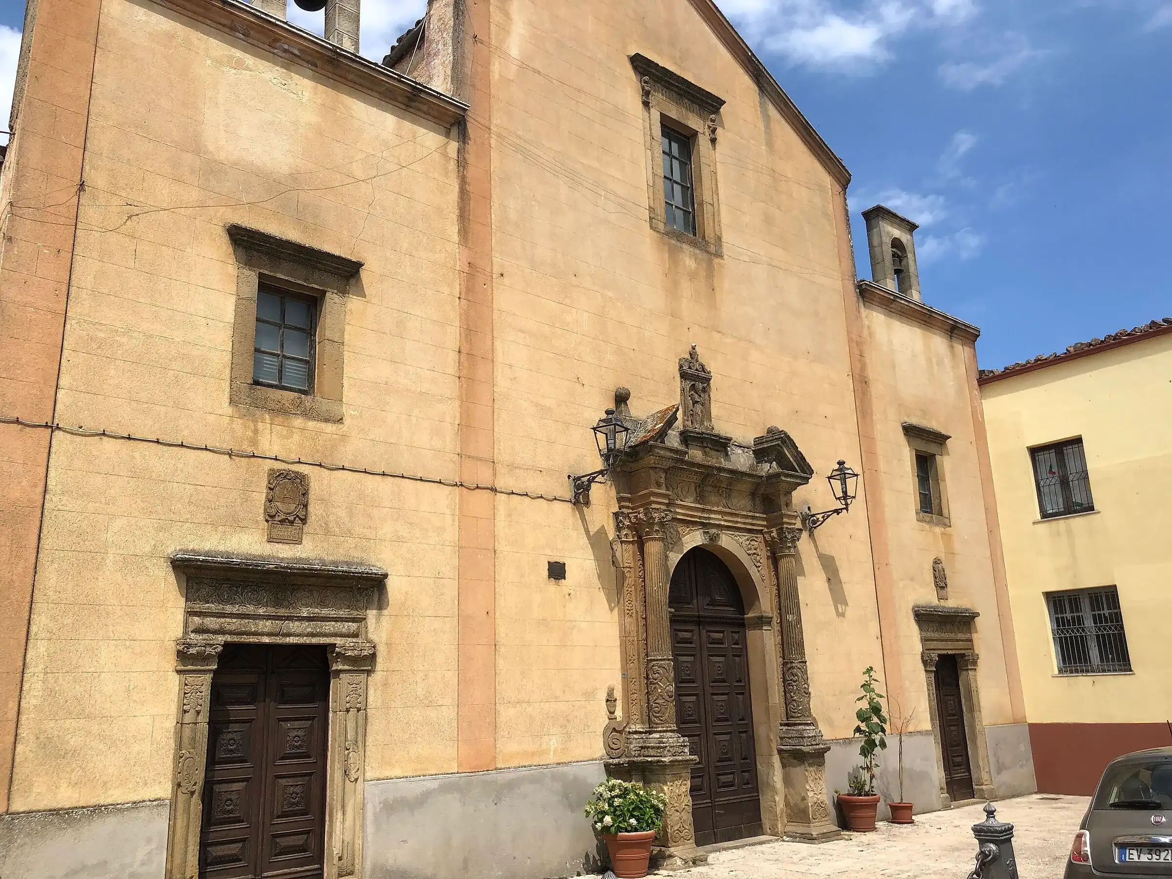 La facciata della chiesa di San Mauro Abate a San Mauro Castelverde, con il portale scolpito