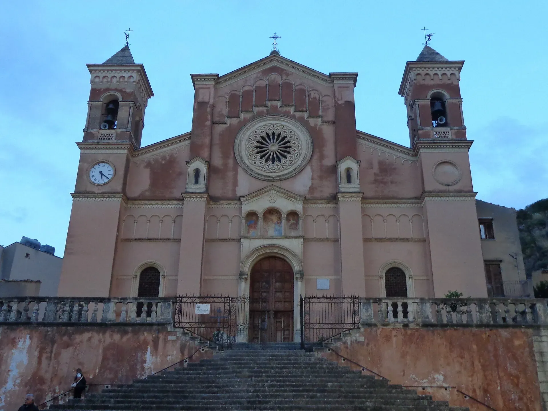 La facciata rosa della chiesa di San Pietro a Collesano, con i due campanili e la scalinata