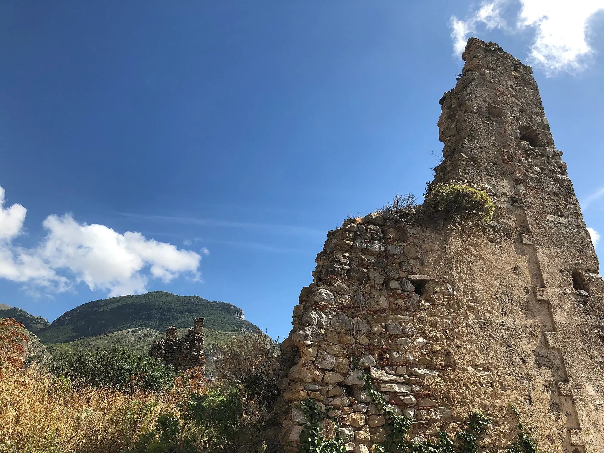 Un muro diroccato del castello di Collesano contro il cielo azzurro