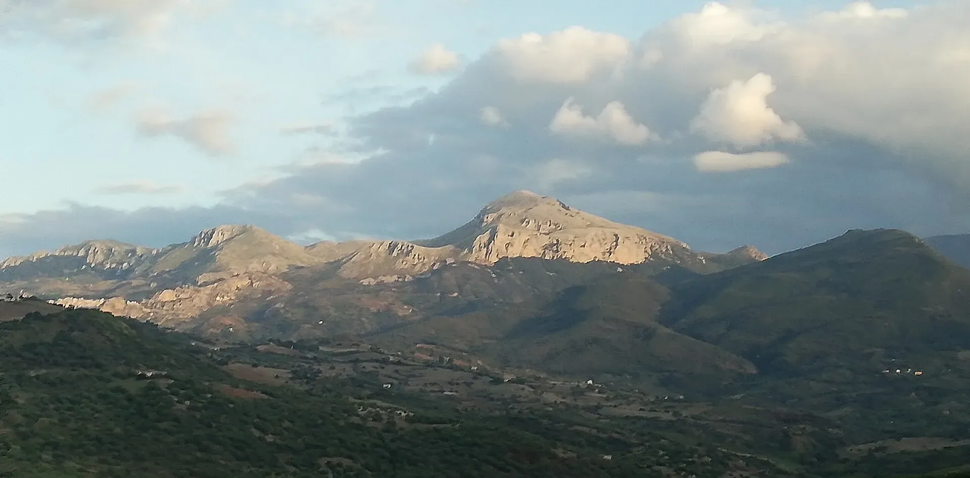 Il gruppo di Pizzo Dipilo visto dalla strada per Collesano, nella luce della sera