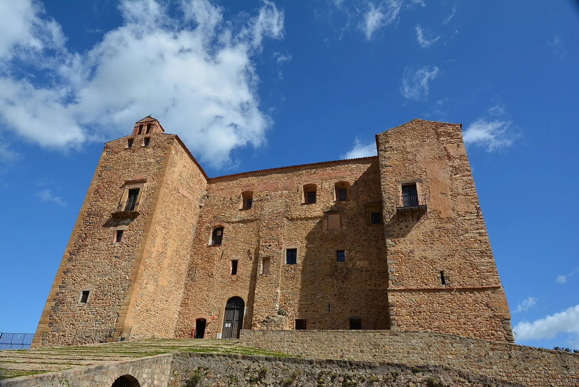 Il castello dei Ventimiglia a Castelbuono, con le torri in pietra sotto il cielo azzurro