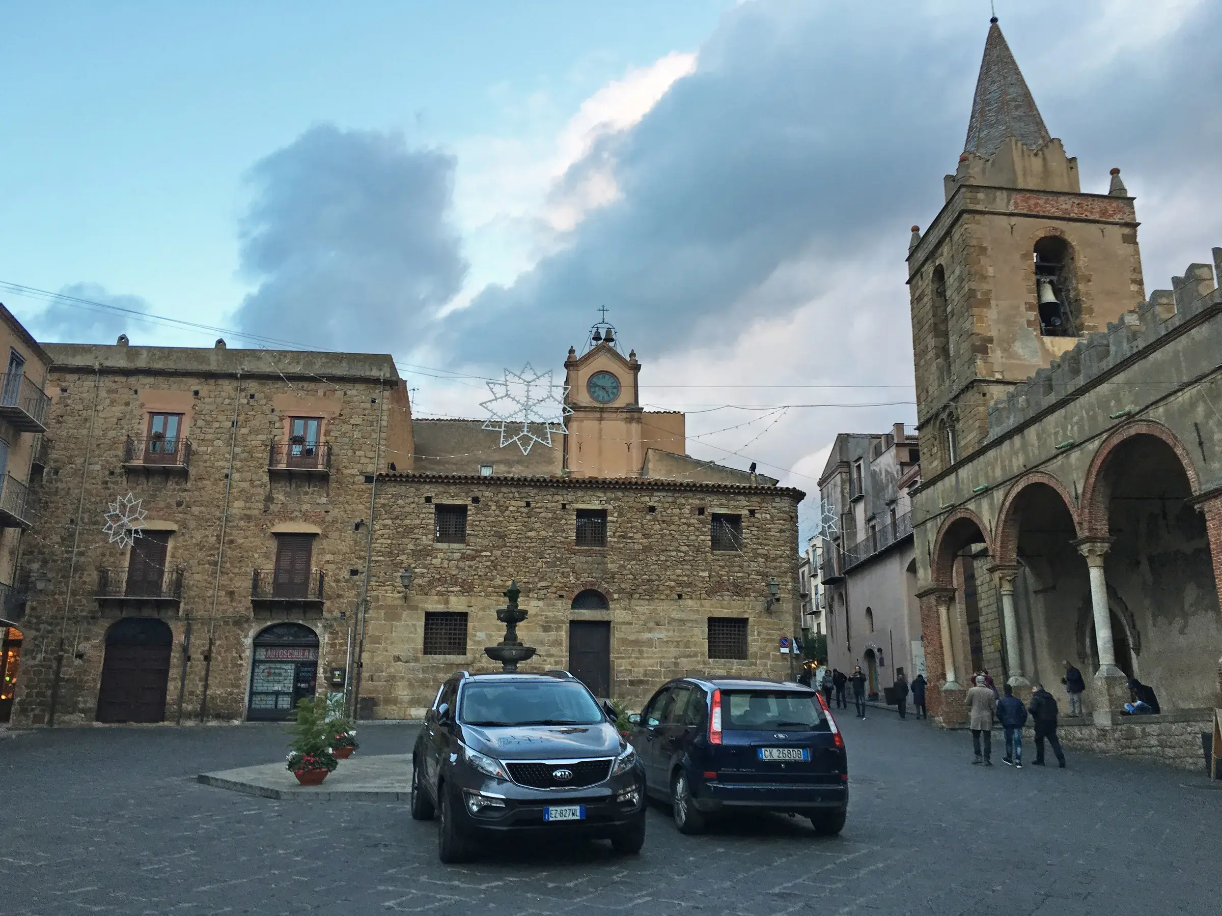 Piazza Margherita a Castelbuono con la fontana, la torre dell'orologio e il porticato della Matrice Vecchia