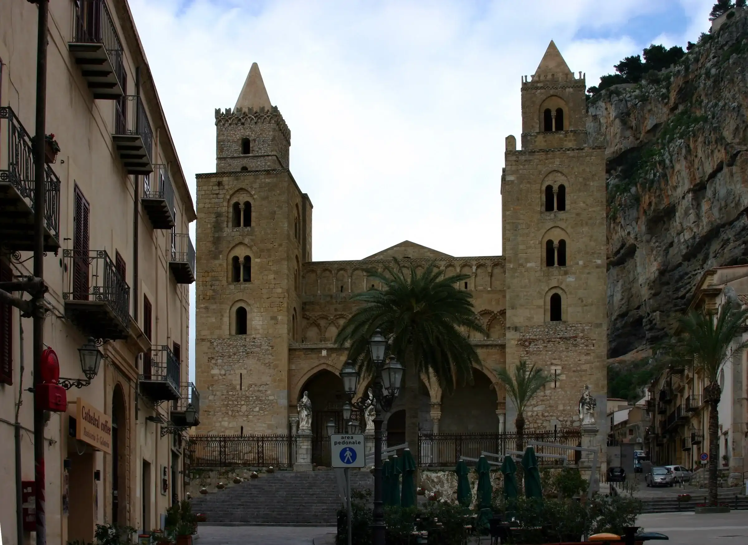 La facciata della Cattedrale di Cefalù, dedicata al Santissimo Salvatore, con le due torri normanne sotto la Rocca