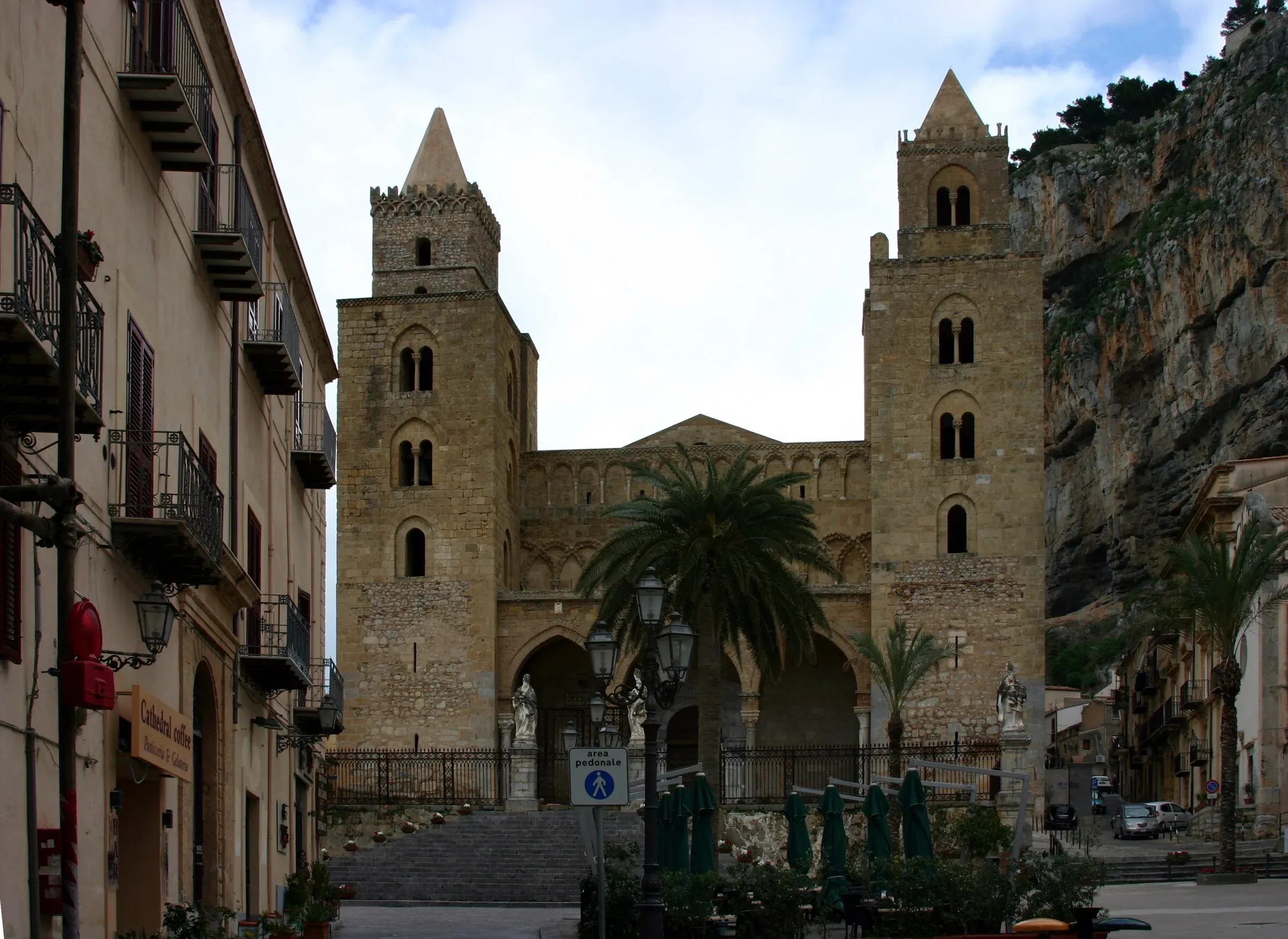La facciata della Cattedrale di Cefalù, dedicata al Santissimo Salvatore, con le due torri normanne sotto la Rocca
