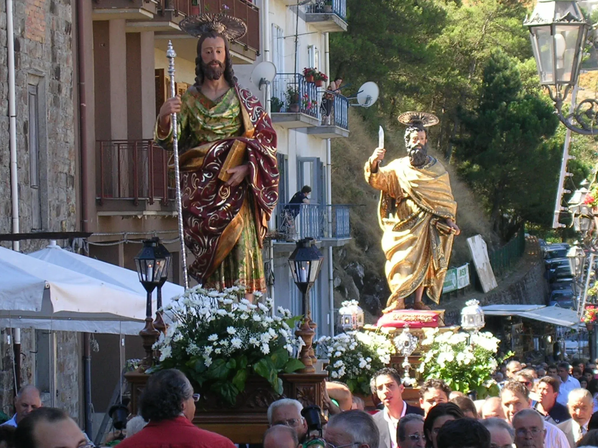 Le statue di San Giacomo e San Bartolomeo portate in processione tra la folla per le vie di Geraci Siculo