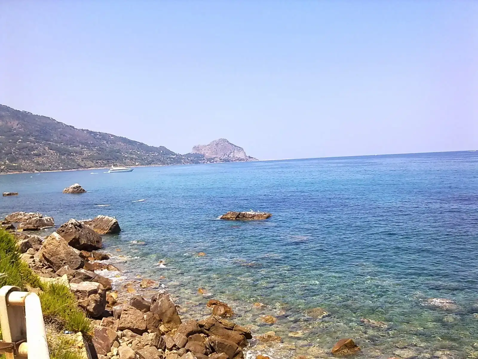 Il mare e gli scogli di Finale di Pollina, con la costa verso Cefalù