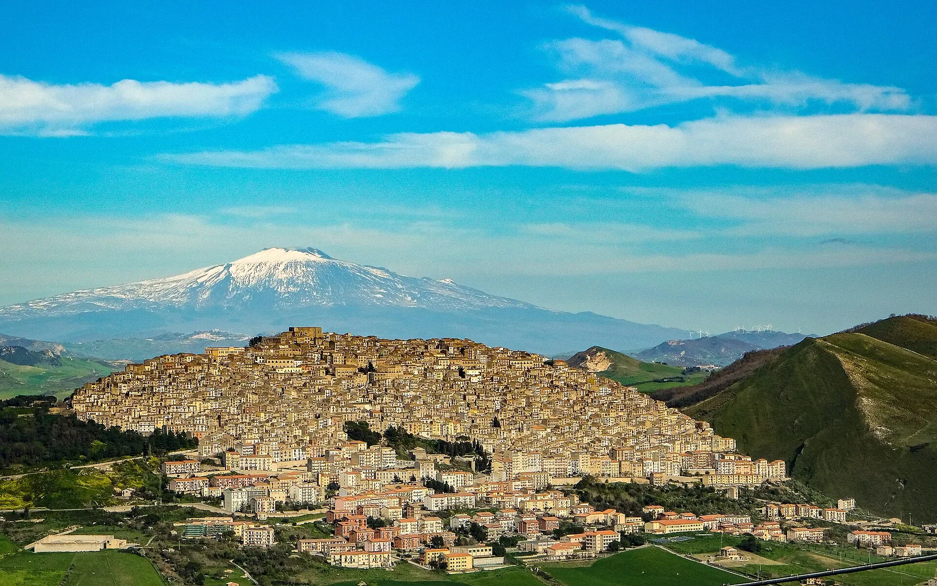 Gangi distesa sul suo colle, con l’Etna innevato all’orizzonte