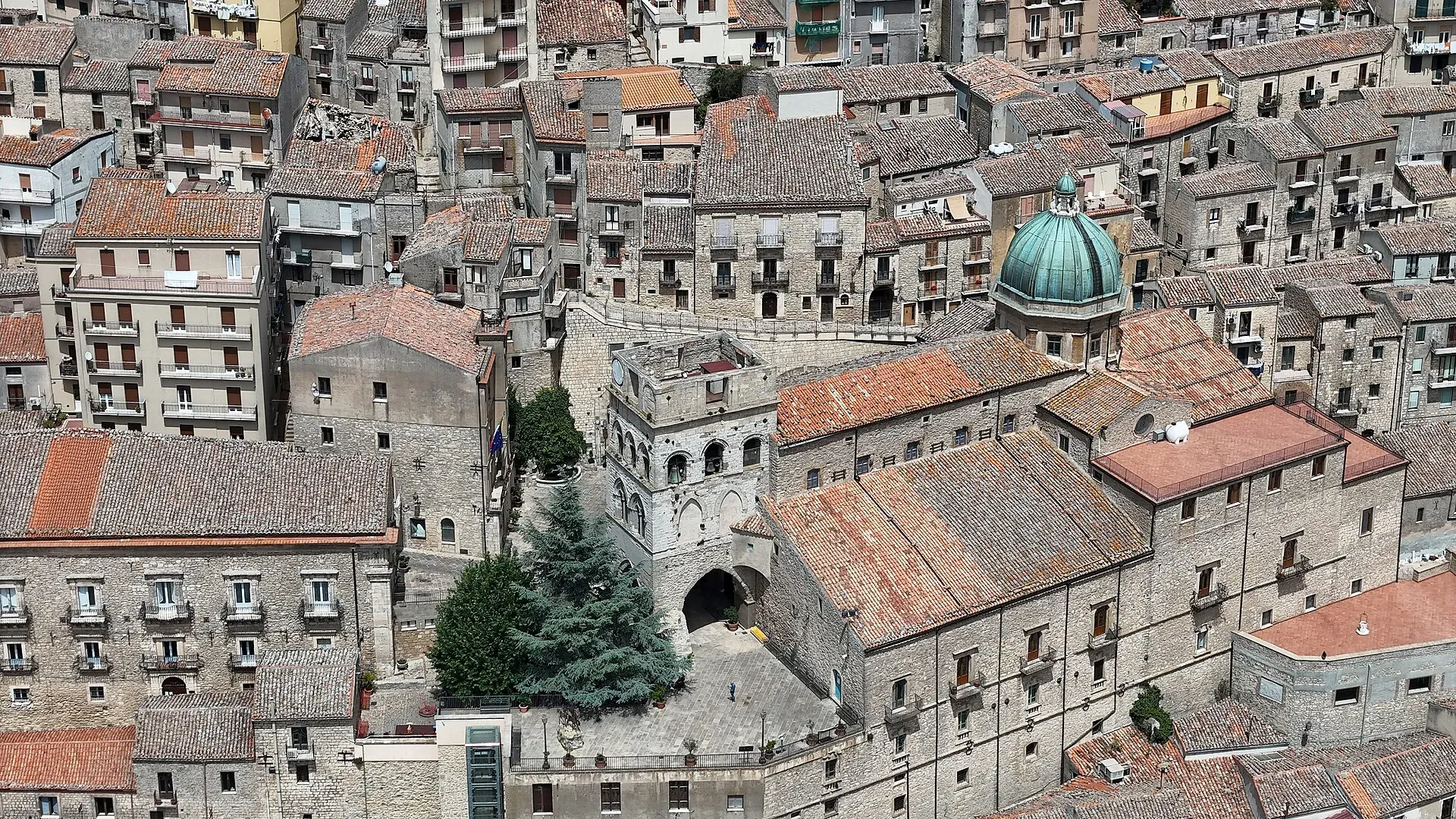 Il centro di Gangi dall’alto, con la cupola verde e la torre del Duomo tra le case in pietra