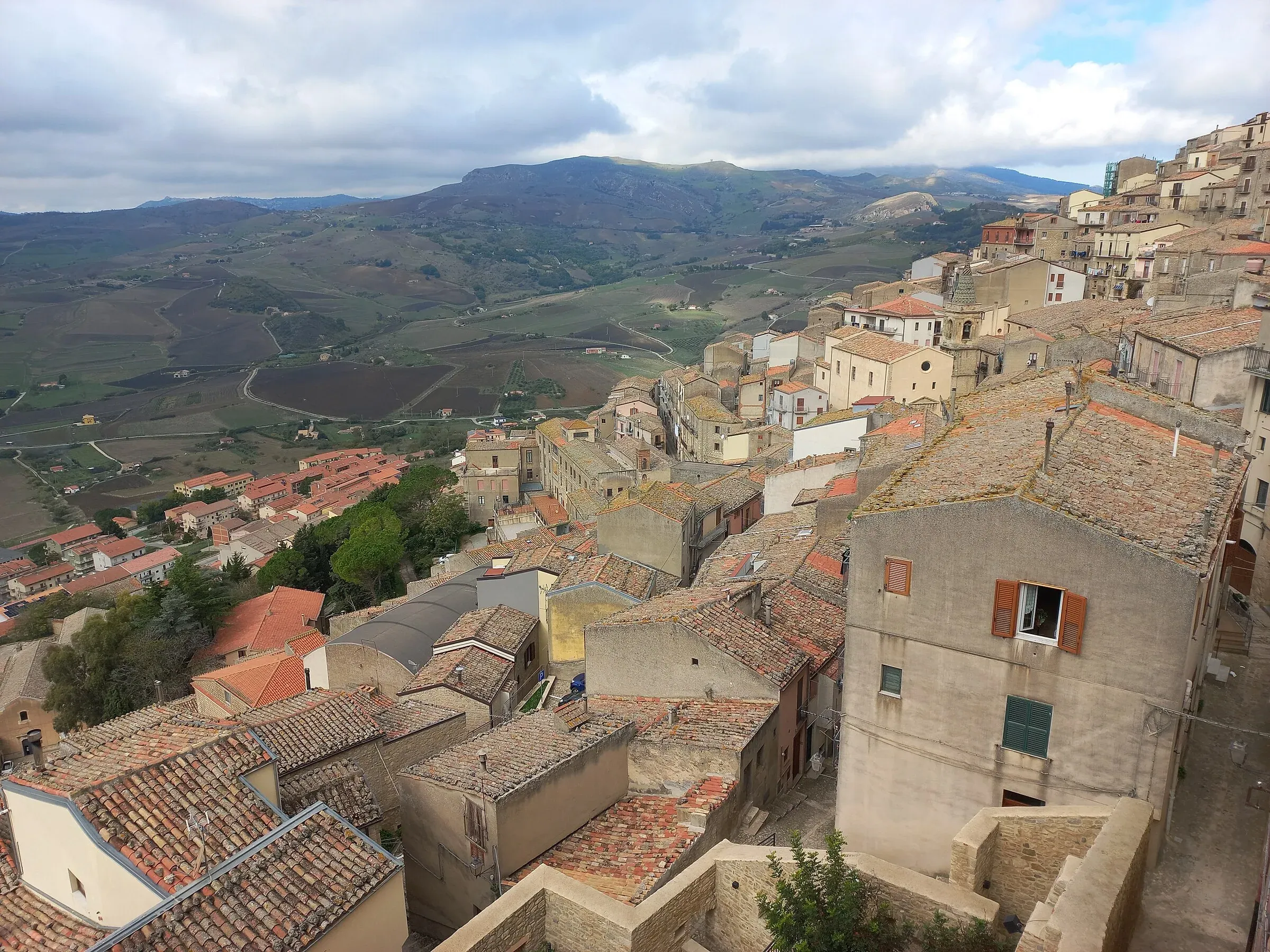 Le case in pietra del centro storico di Gangi, una sopra l’altra, viste dall’alto