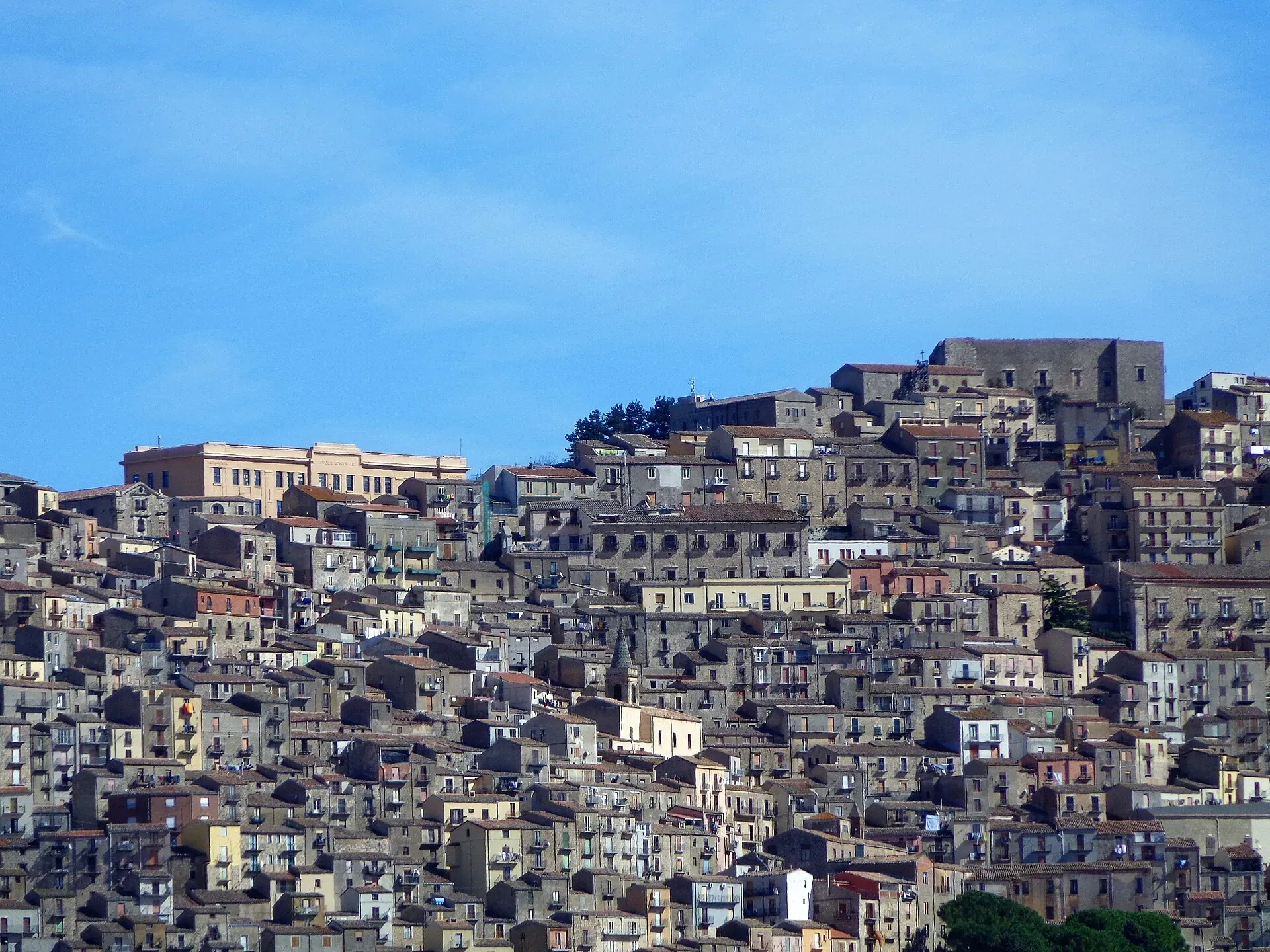 Le case di Gangi una sopra l’altra fino al castello in cima al colle