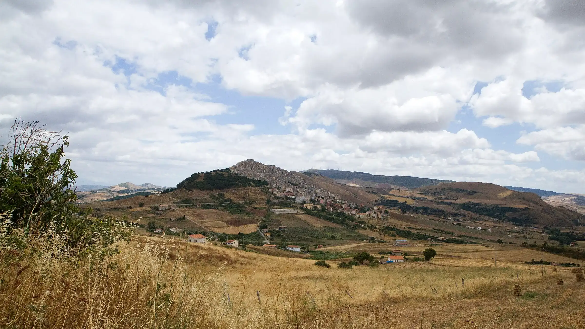 Gangi in lontananza sul suo colle, oltre i campi di stoppie e le colline