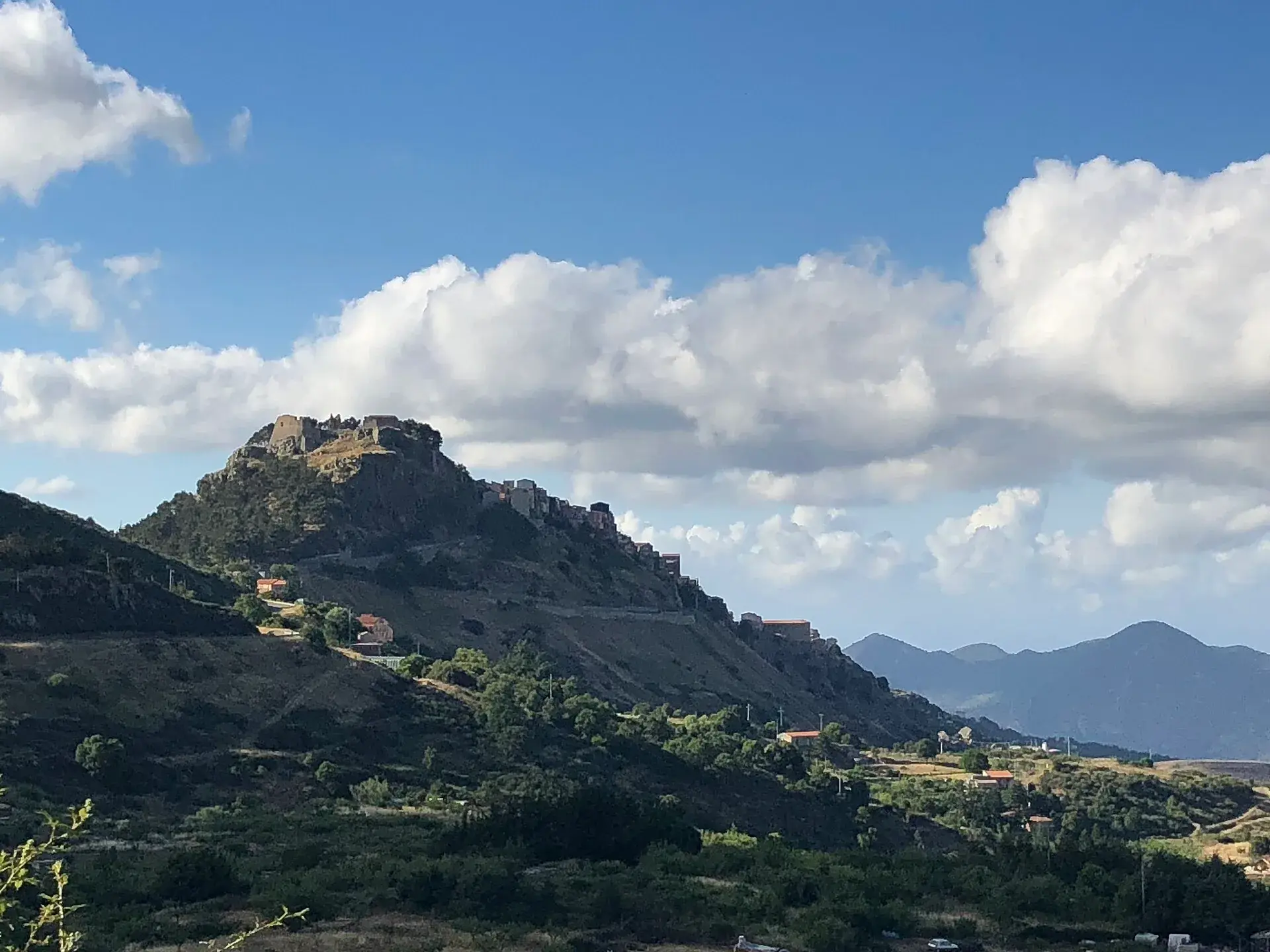 La rocca di Geraci Siculo con i ruderi del castello e le case sul crinale
