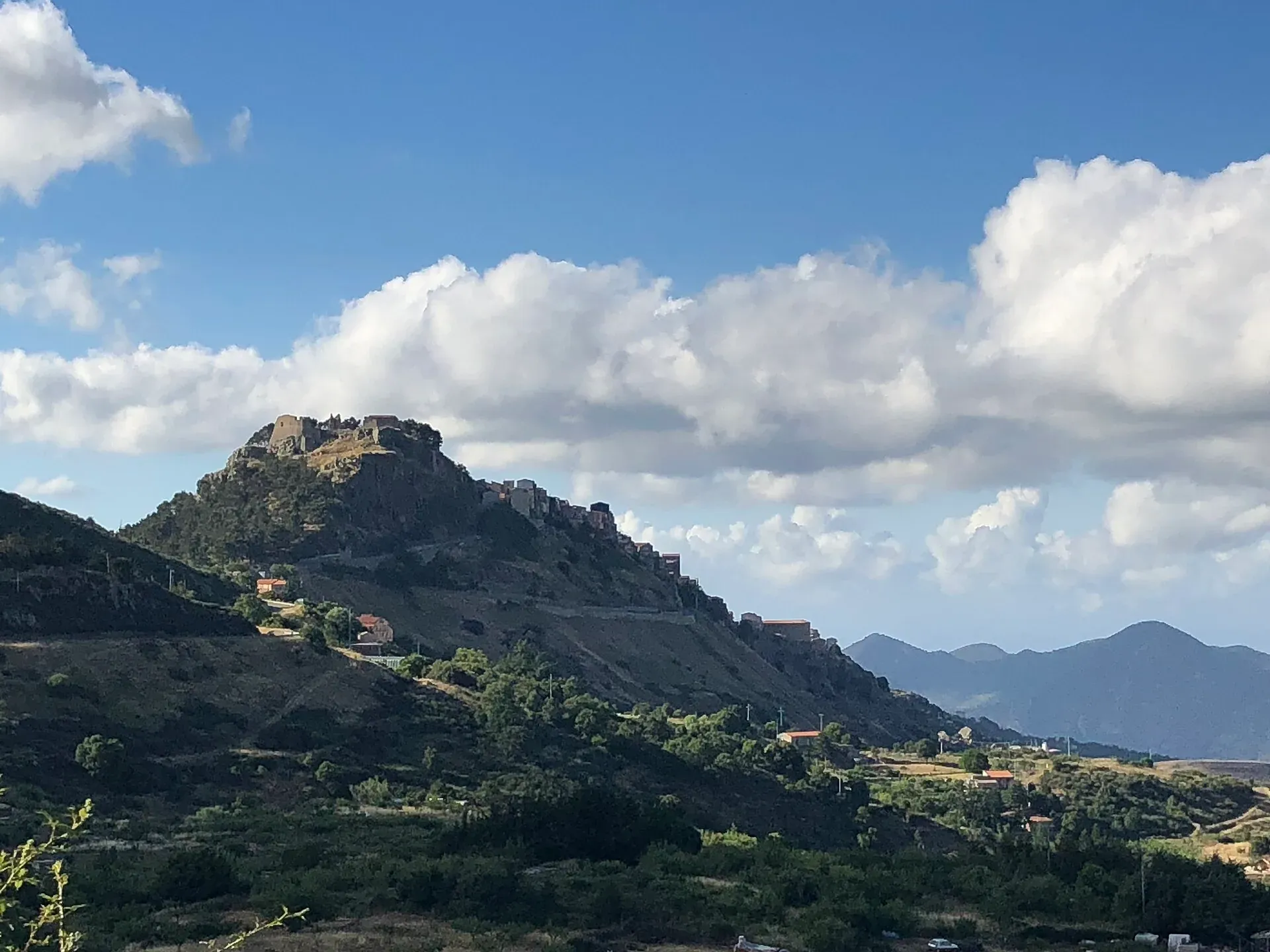 La rocca di Geraci Siculo con i ruderi del castello e le case sul crinale