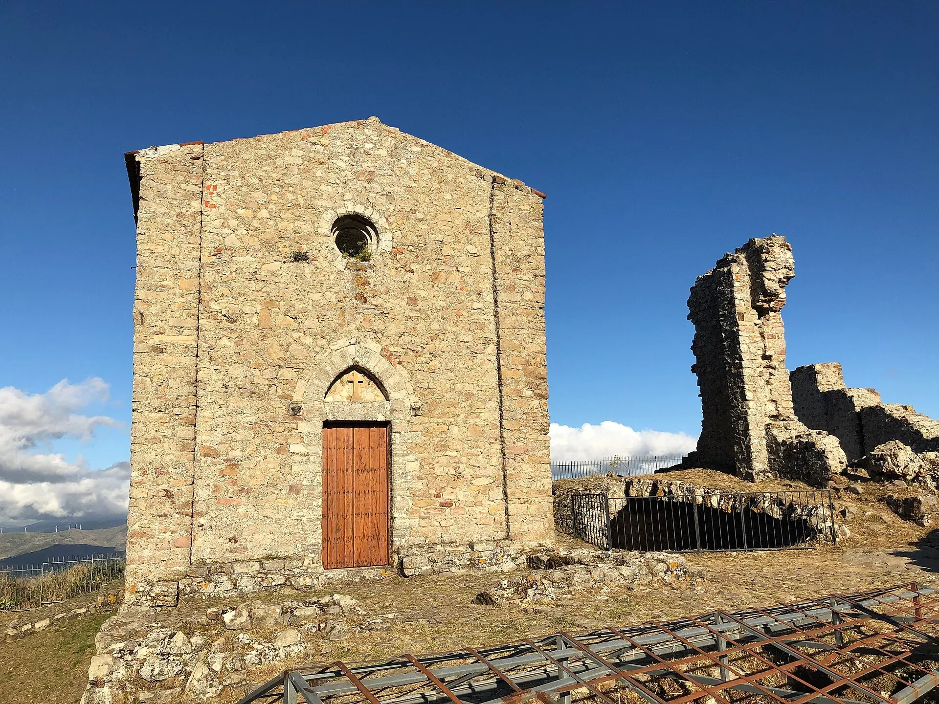 La Cappella Palatina di Sant’Anna e i ruderi del castello dei Ventimiglia a Geraci Siculo