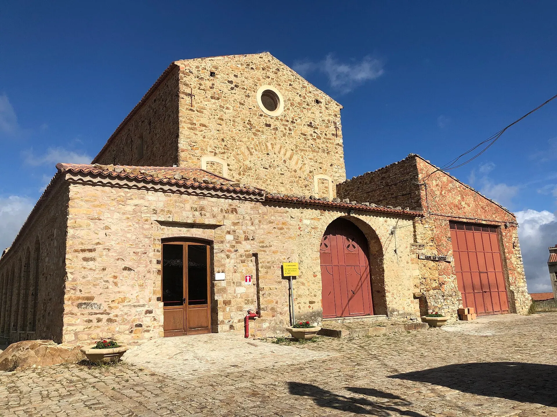 La chiesa di San Bartolomeo a Geraci Siculo, in pietra con il portale rosso