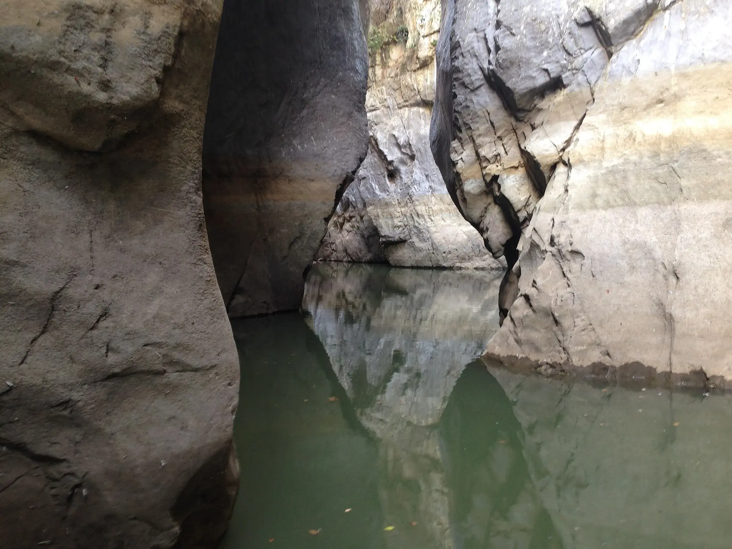 Acqua verde ferma tra le pareti lisce delle Gole di Tiberio