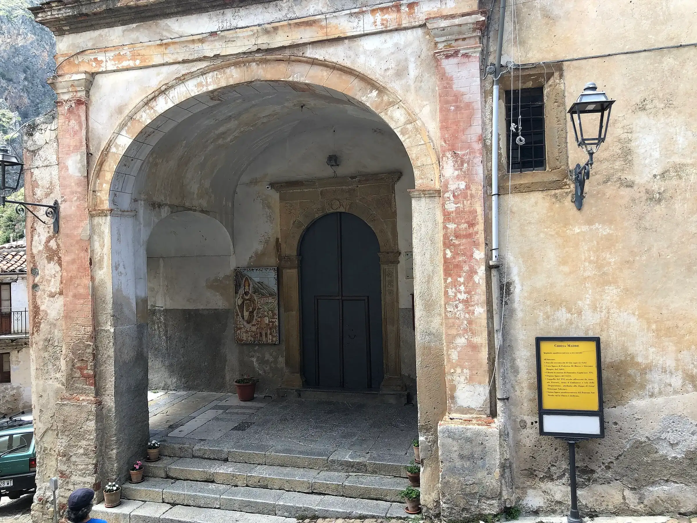 L’ingresso della chiesa Madre di San Nicolò a Isnello, sotto un portico ad arco