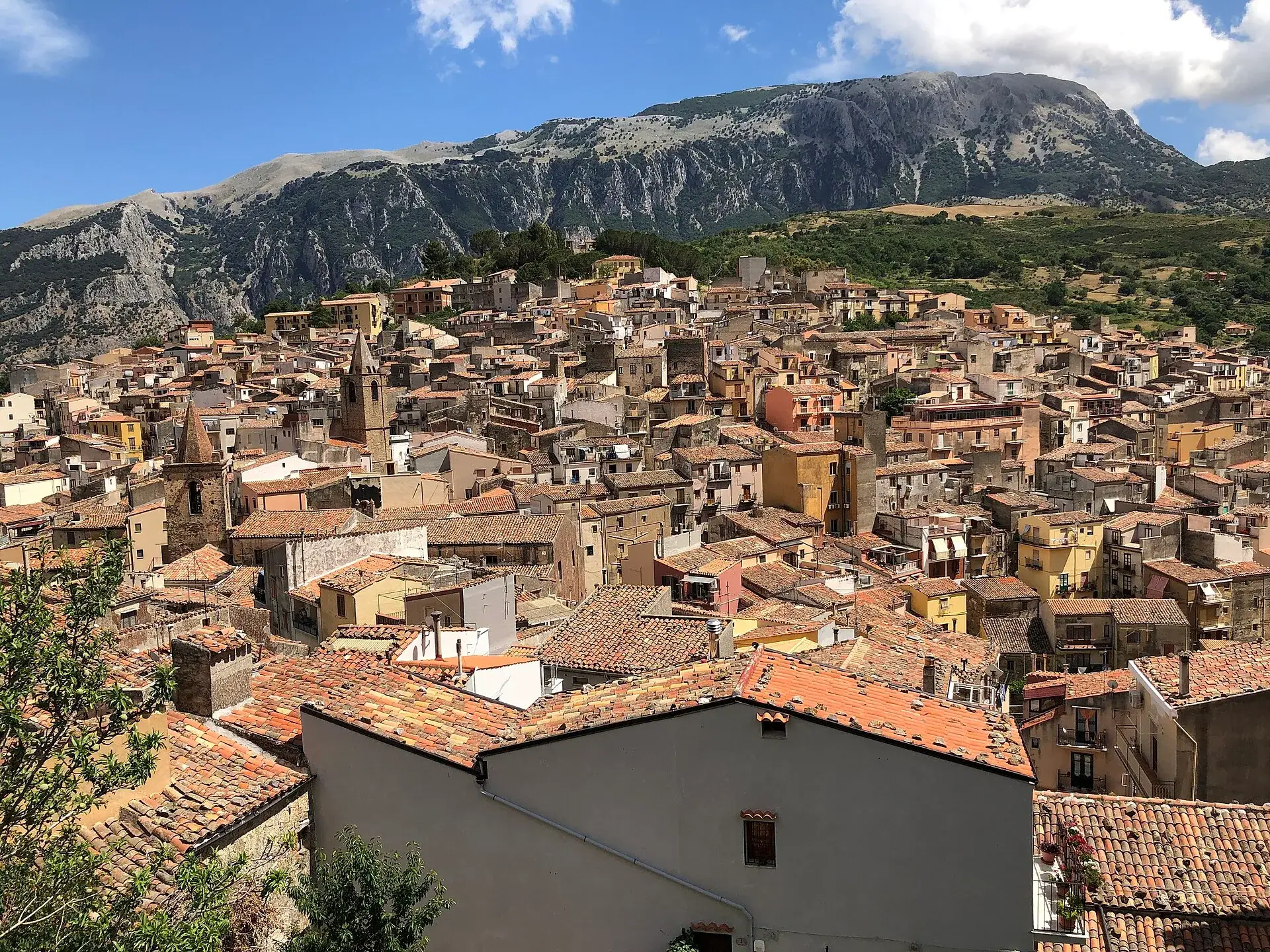 I tetti di Isnello e i campanili del centro, sotto le pareti delle Madonie
