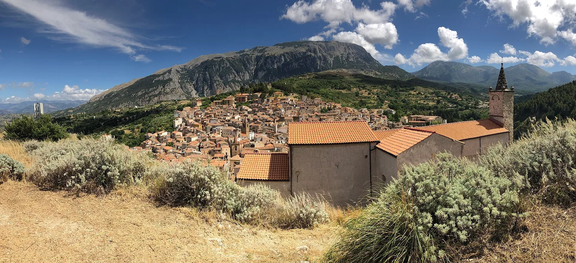 Isnello vista dai ruderi del castello, tra cespugli e prati secchi