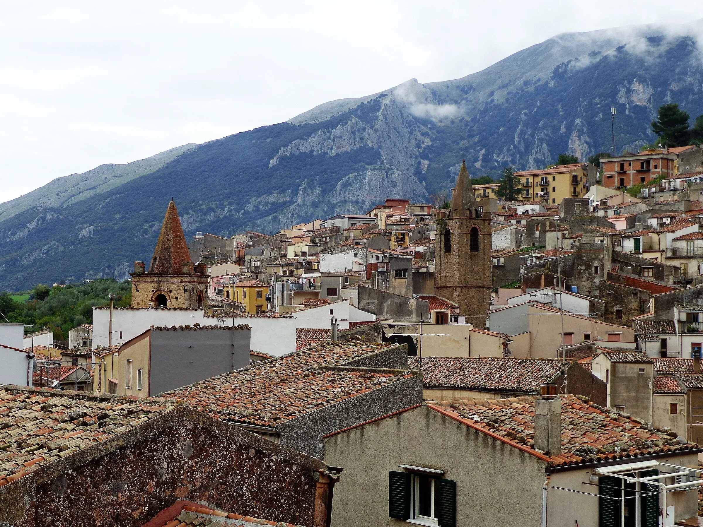 I campanili e i tetti del centro di Isnello sotto le pareti delle Madonie velate dalle nuvole