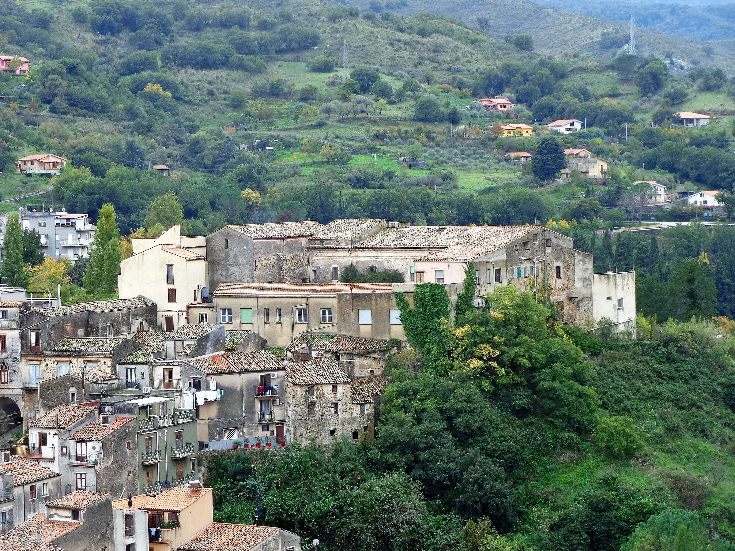 Le case di Isnello e la campagna verde sul pendio, viste dal belvedere di Santa Maria Maggiore